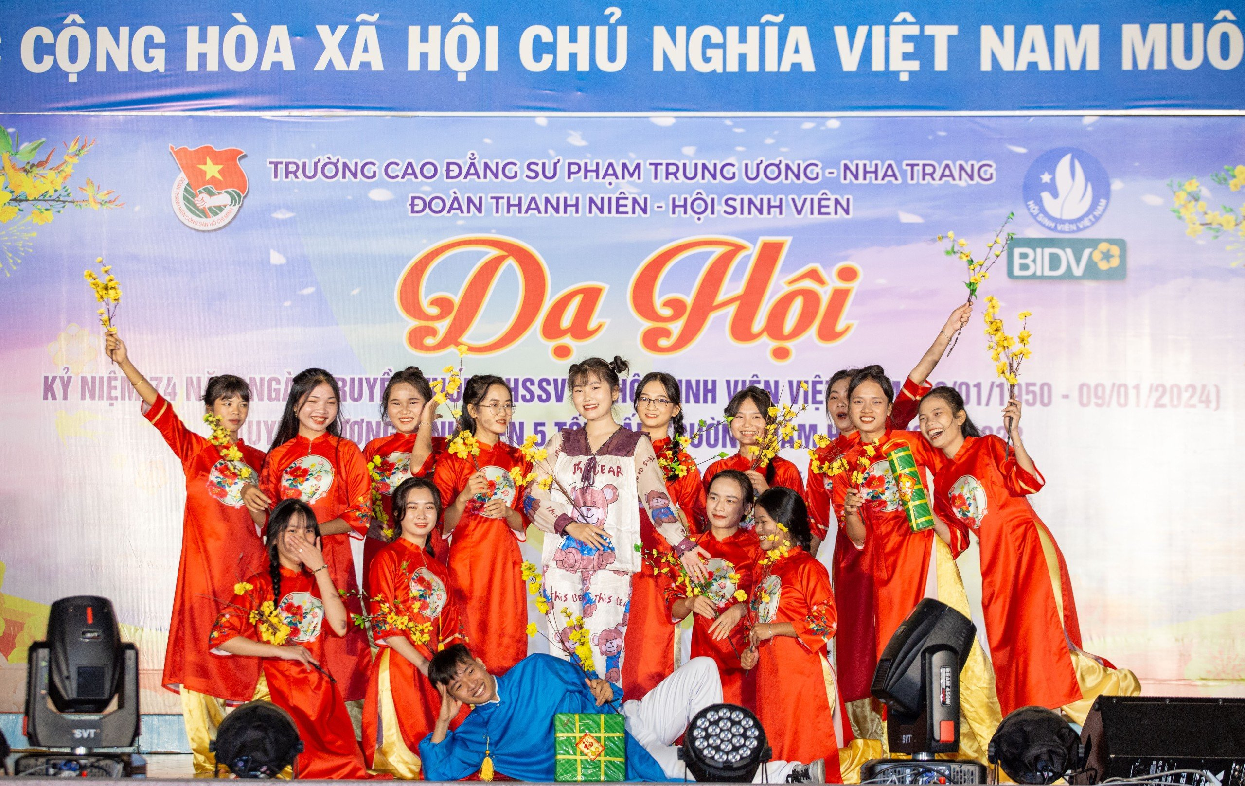 Đoàn Thanh niên - Hội Sinh viên Trường Cao đẳng Sư phạm Trung ương - Nha Trang:: Tổ chức Dạ hội sinh viên và tuyên dương sinh viên 5 tốt