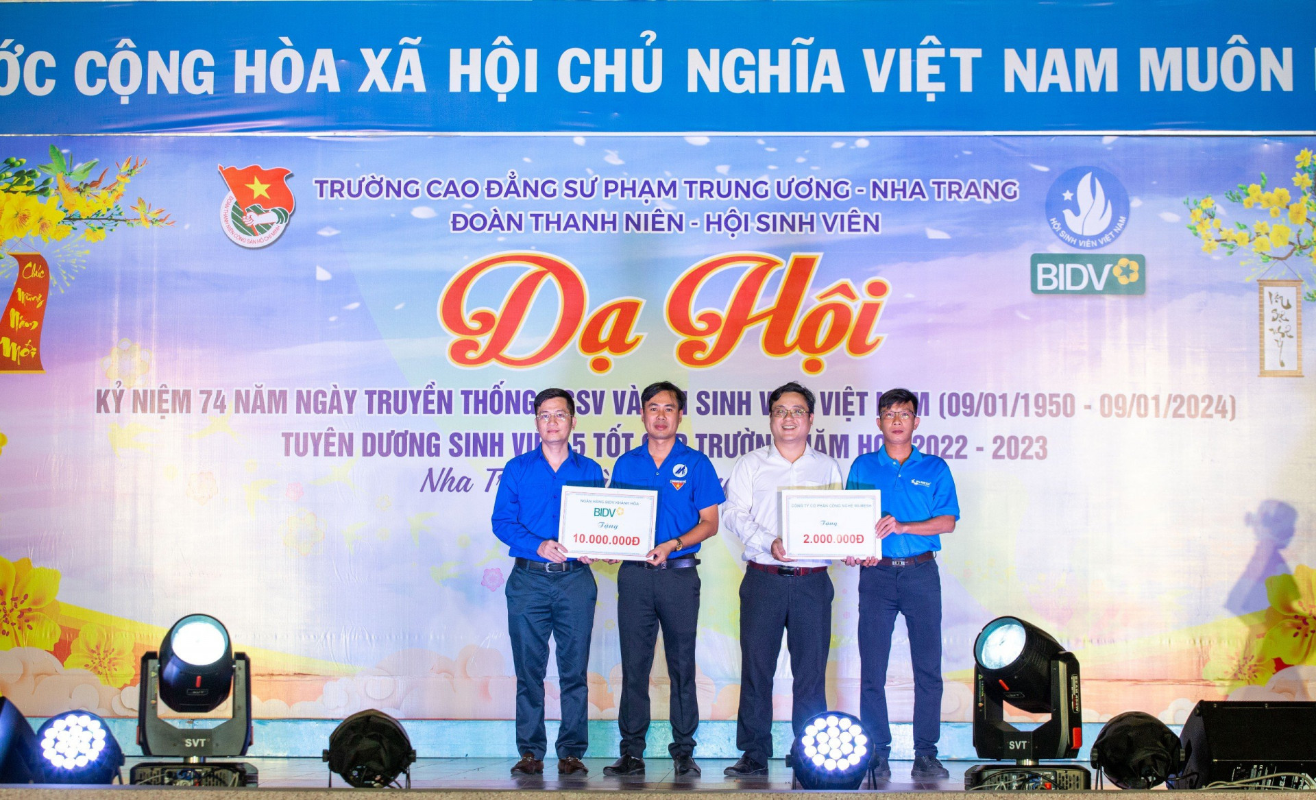 Ngân hàng BIDV Chi nhánh Khánh Hòa trao tặng 10 triệu đồng, Công ty Cổ phần Wi-mesh trao tặng 2 triệu đồng cho các chương trình hoạt động của đoàn trường và nhà trường.