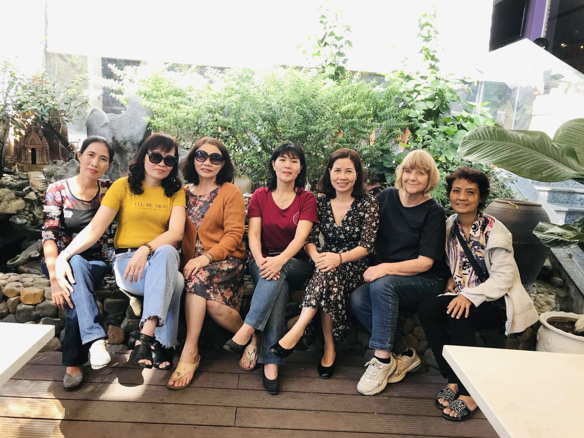 Bà Birgit Muusmann cùng những người bạn ở Nha Trang chụp ảnh lưu niệm trong một lần đi uống cà phê