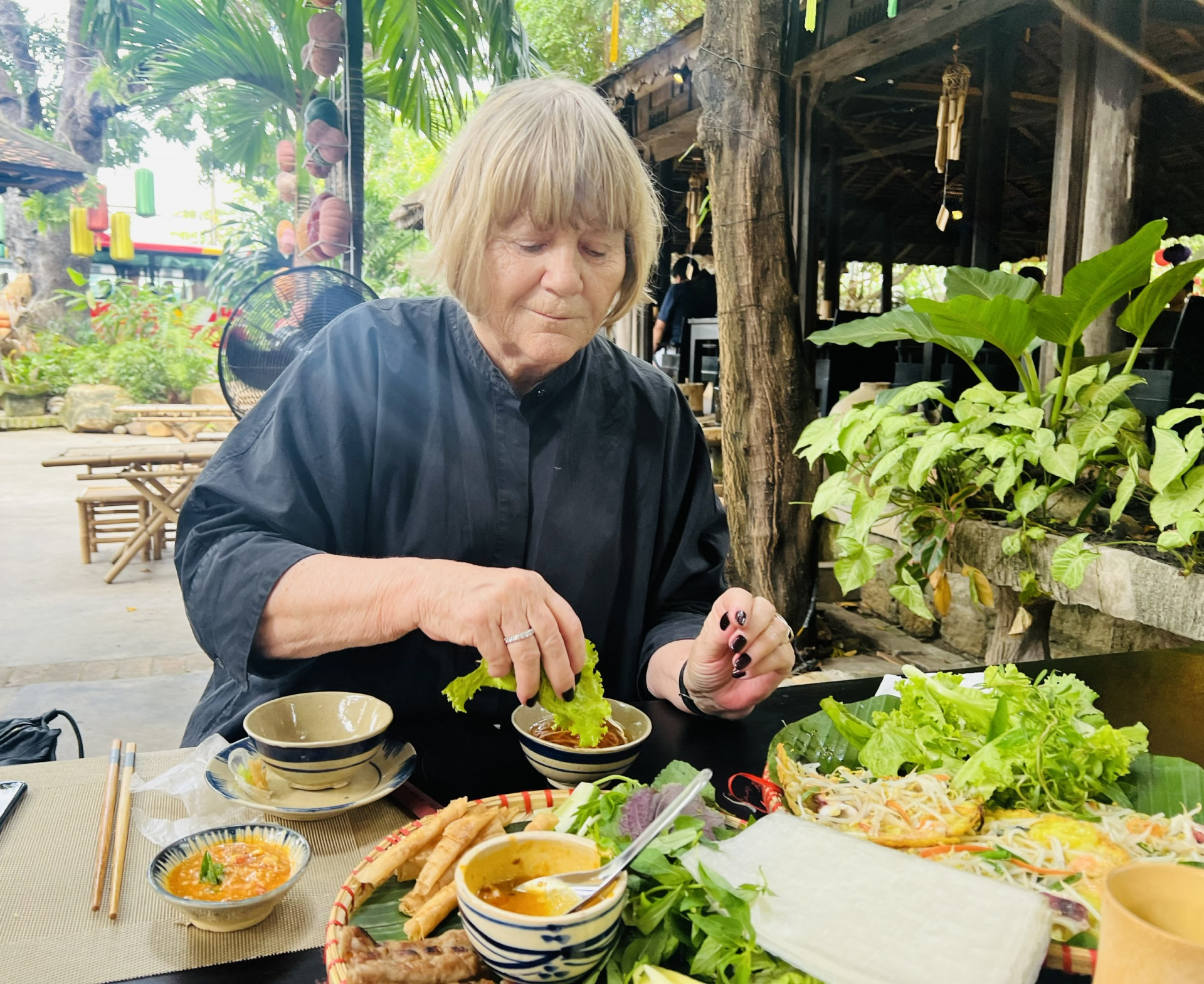 Bà Birgit Muusmann rất thích thưởng thức các món ăn truyền thống của Khánh Hòa