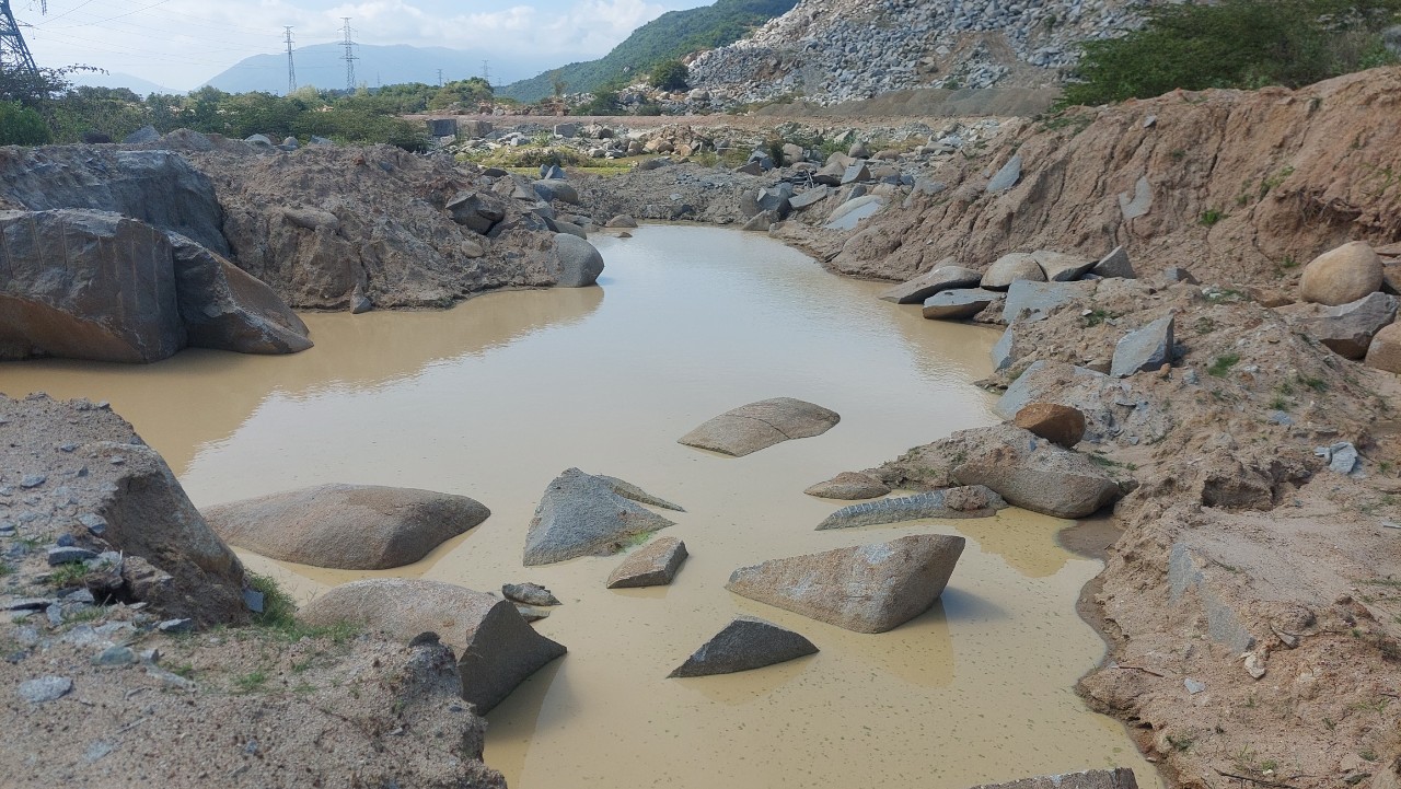 Khu vực mỏ đá granite tảng lăn Tân Dân (huyện Vạn Ninh).