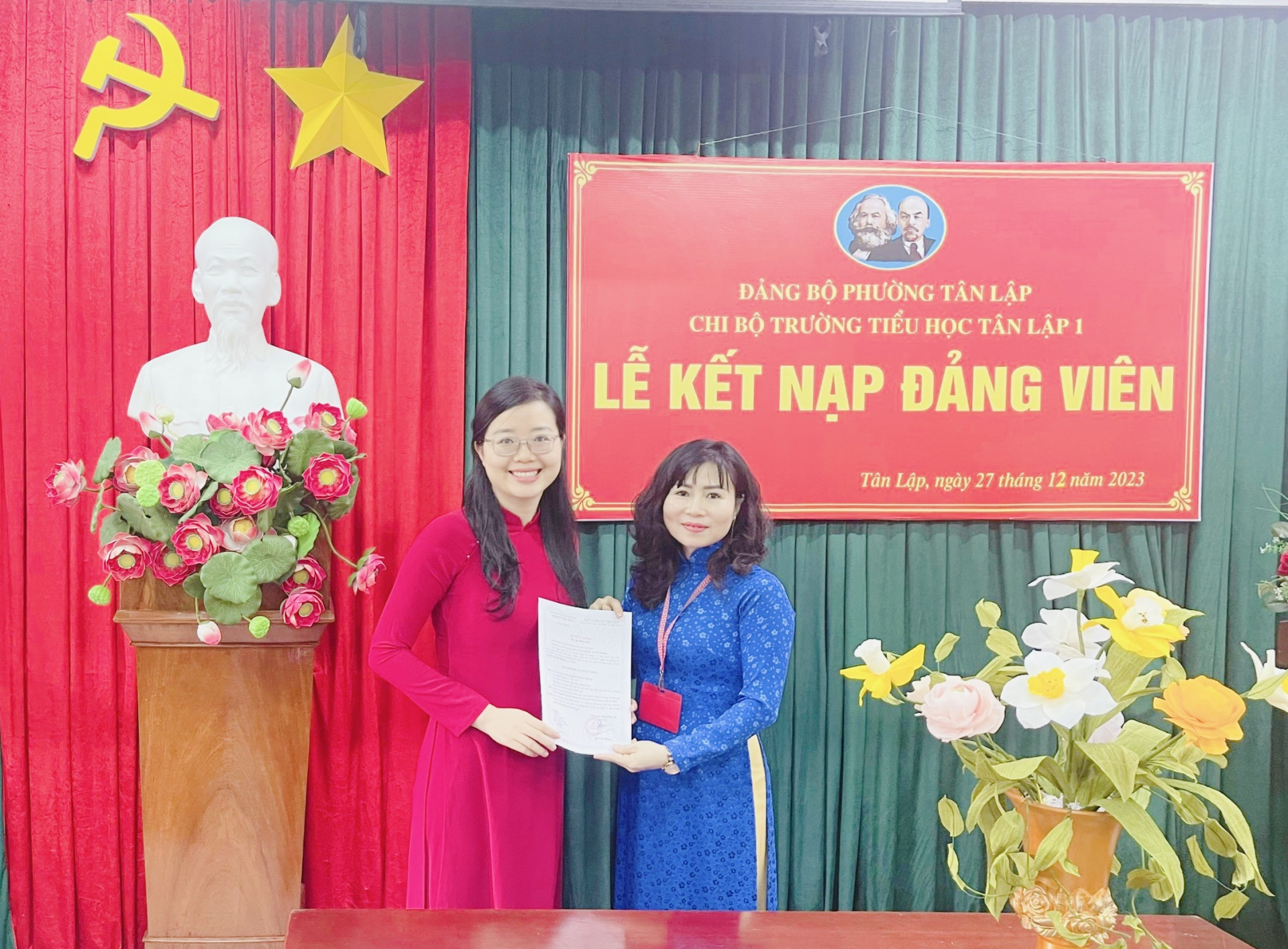 Bí thư Chi bộ Trường Tiểu học Tân Lập 1 (TP. Nha Trang) trao quyết định kết nạp Đảng viên cho cô giáo Nguyễn Thị Mỹ Hường