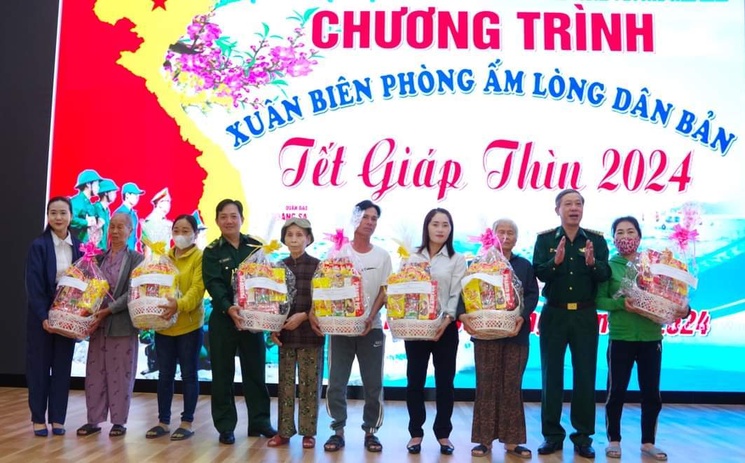 Tặng quà Tết cho hộ nghèo trong chương trình Xuân biên phòng ấm lòng dân bản.