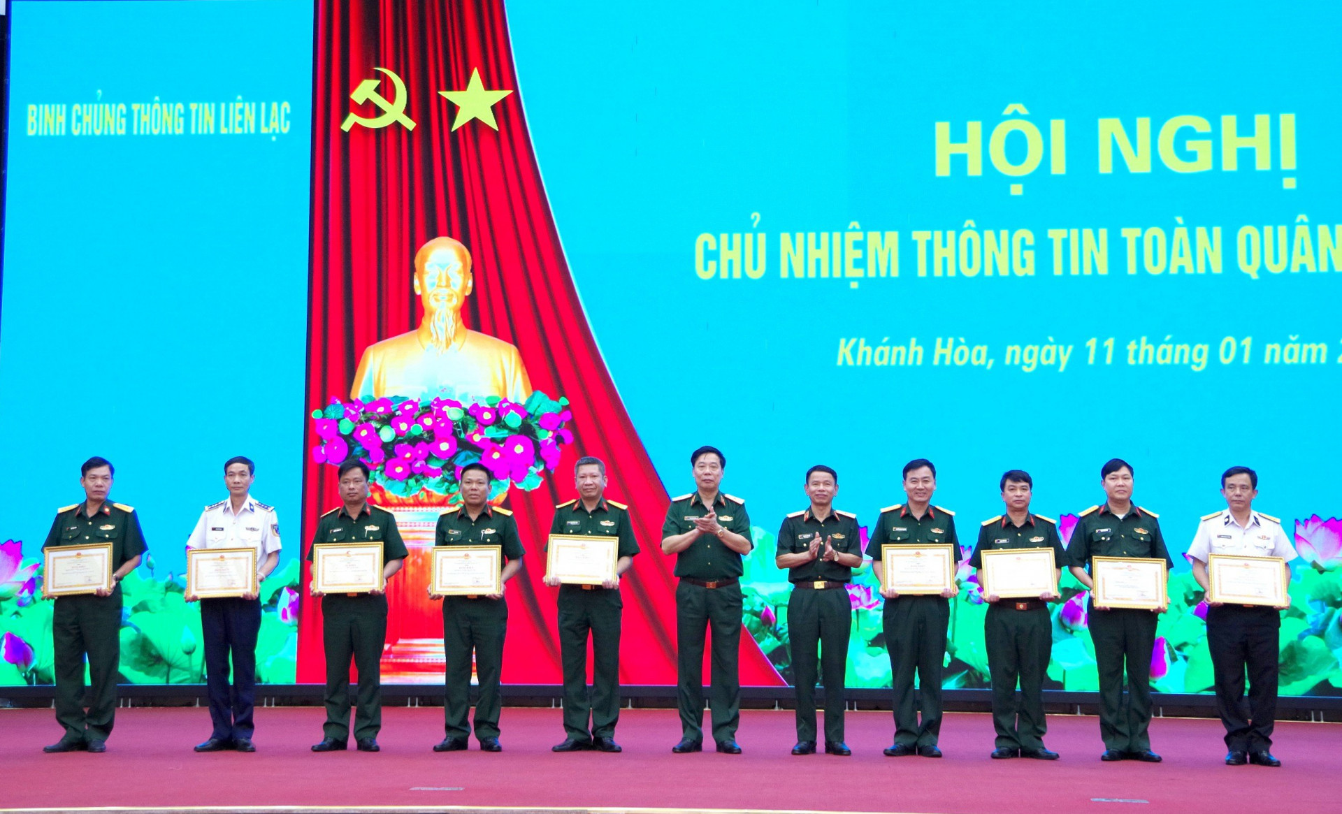 Trao bằng khen cho các tập thể có thành tích tốt trong năm 2023.