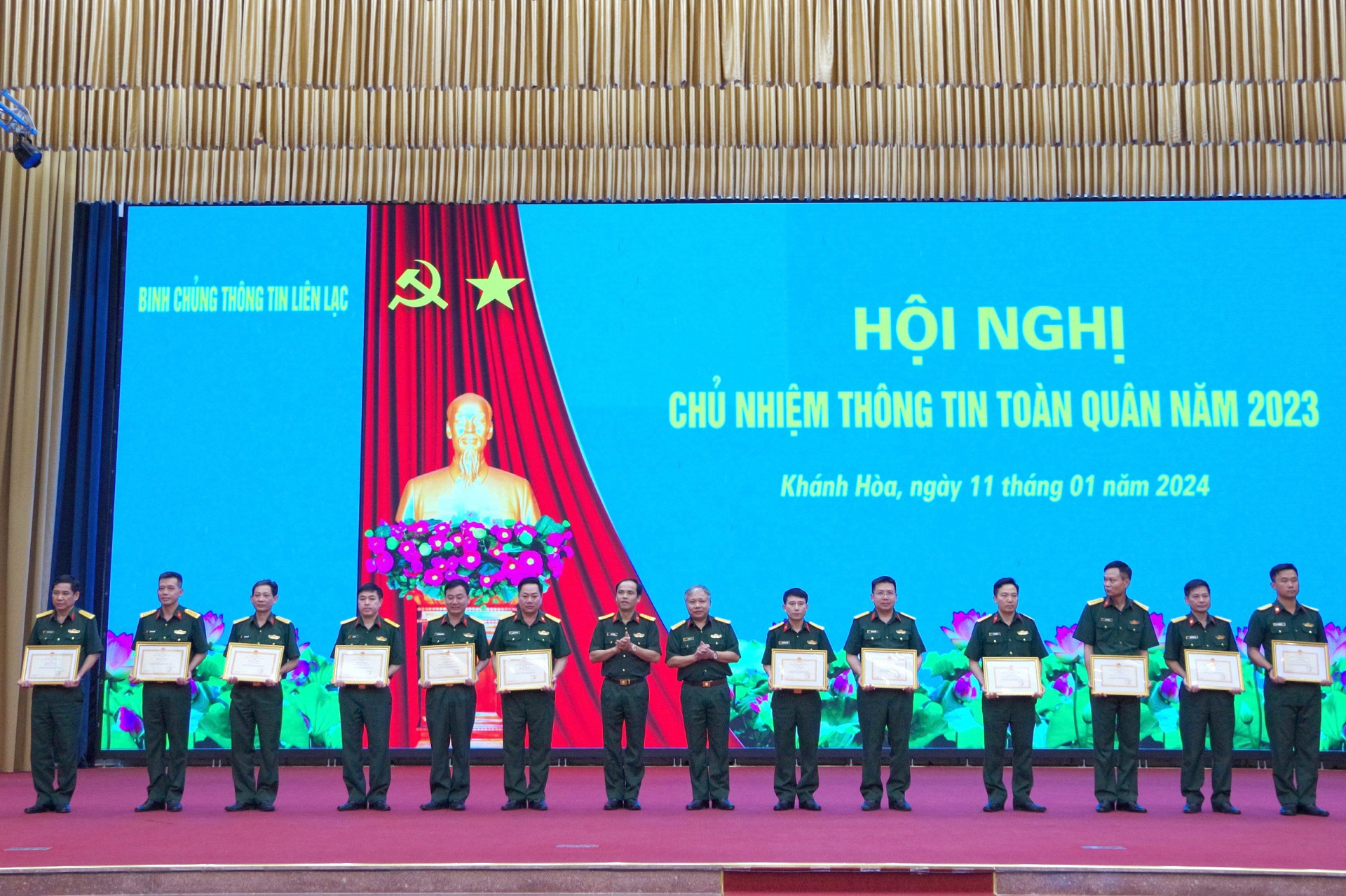 Các đại biểu trao giấy khen cho tập thể có thành tích trong hoạt động tuyên truyền trên cổng thông tin điện tử.