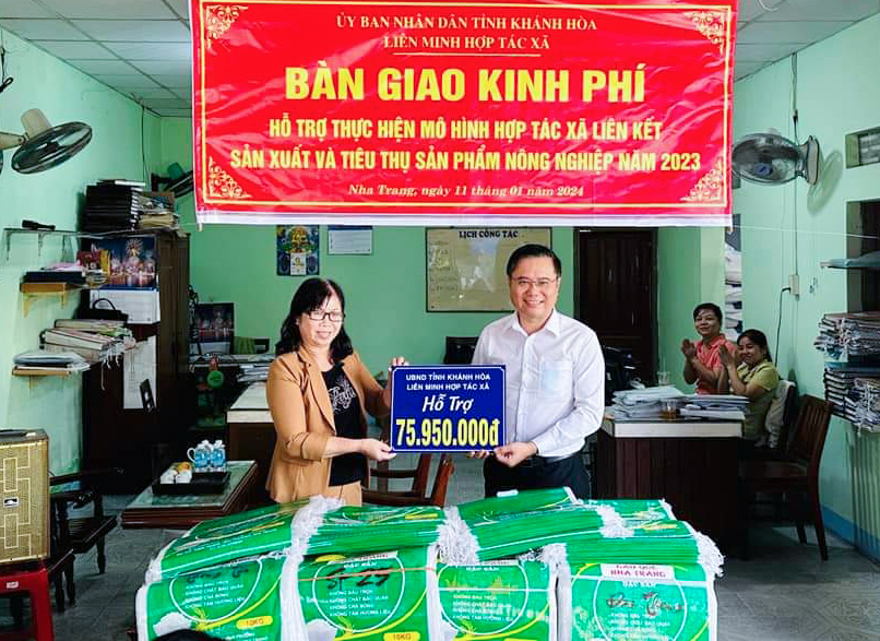 Liên minh HTX tỉnh trao hỗ trợ cho thành viên