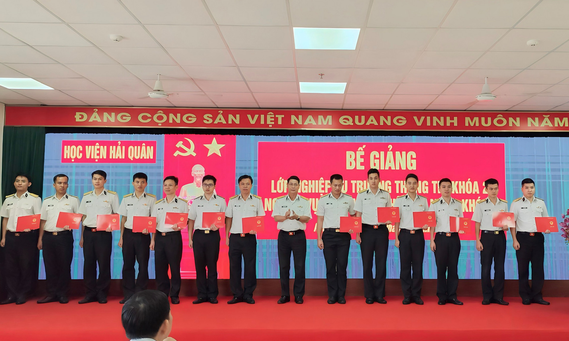 Thủ trưởng Học viện Hải quân trao giấy chứng nhận tốt nghiệp cho các học viên.