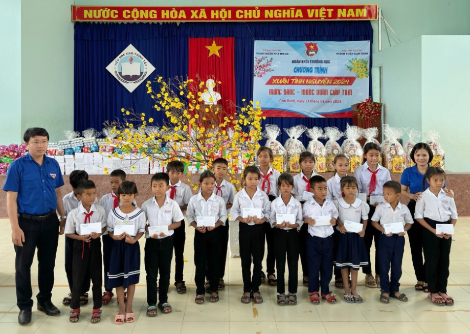 Tổ chức chương trình Xuân tình nguyện 2024 tại xã Cam Thịnh Tây