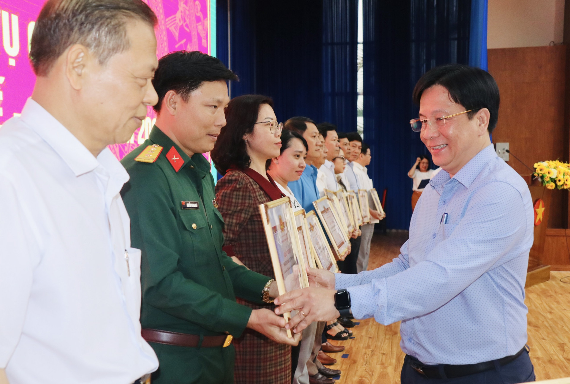 Ông Hồ Văn Mừng trao Giấy khen cho các tổ chức cơ sở đảng đạt tiêu chuẩn “Hoàn thành xuất sắc nhiệm vụ” tiêu biểu năm 2023.