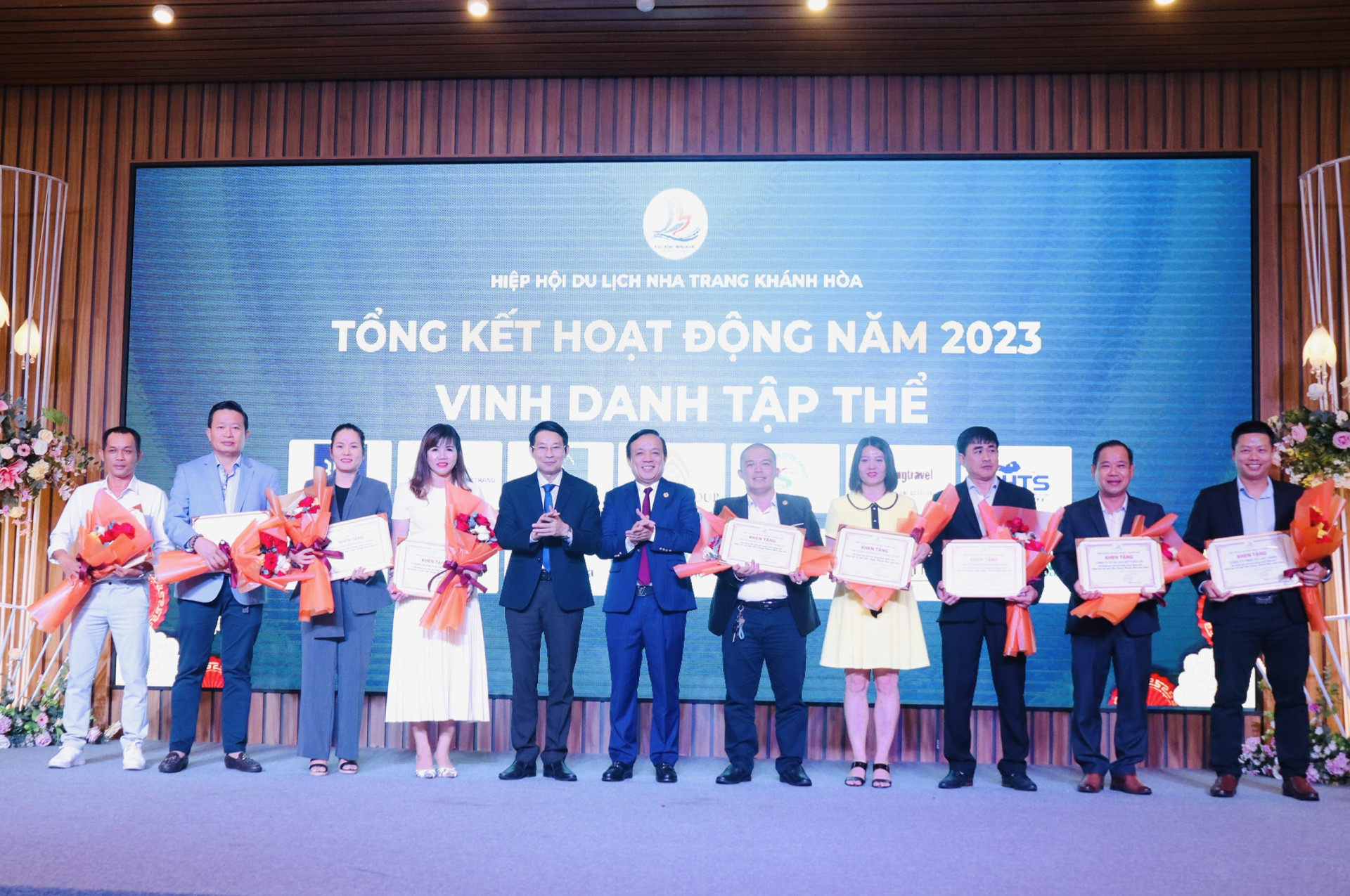 Phó Chủ tịch UBND tỉnh Đinh Văn Thiệu và Chủ tịch HHDL Nha Trang - Khánh Hòa Hoàng Văn Vinh trao giấy khen cho các tập thể có nhiều đóng góp cho hoạt động du lịch của tỉnh.