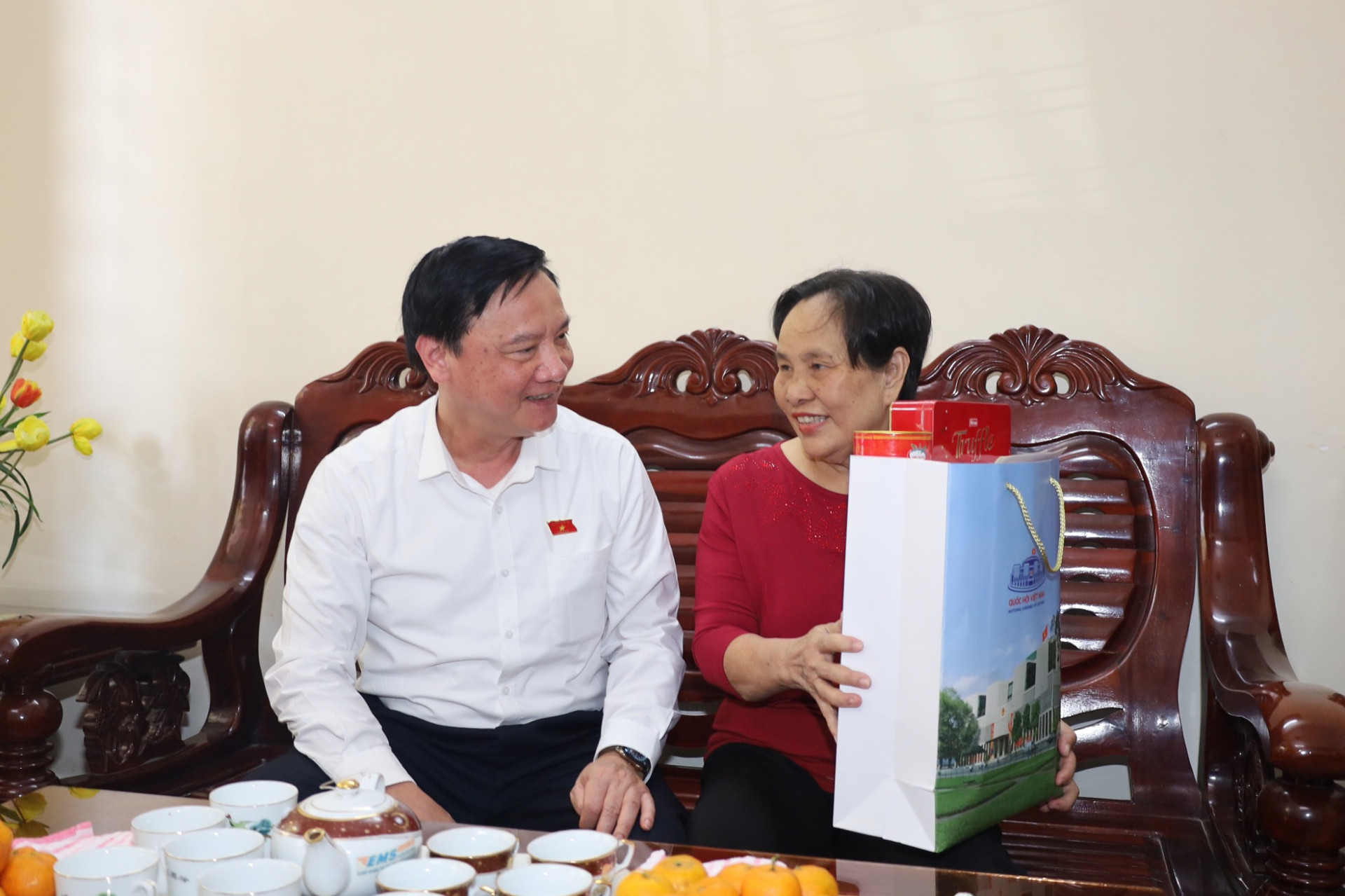 Đồng chí Nguyễn Khắc Định thăm, tặng quà Tết cho bà Phạm Thị Xuân Mai.