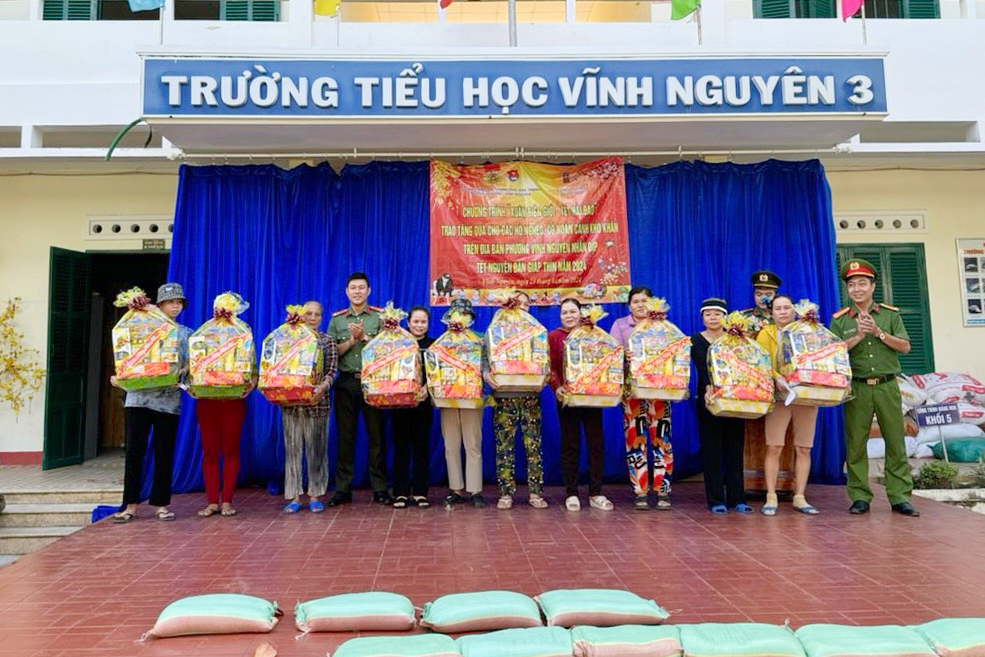 Đoàn Thanh niên Công an TP. Nha Trang trao quà cho người dân.