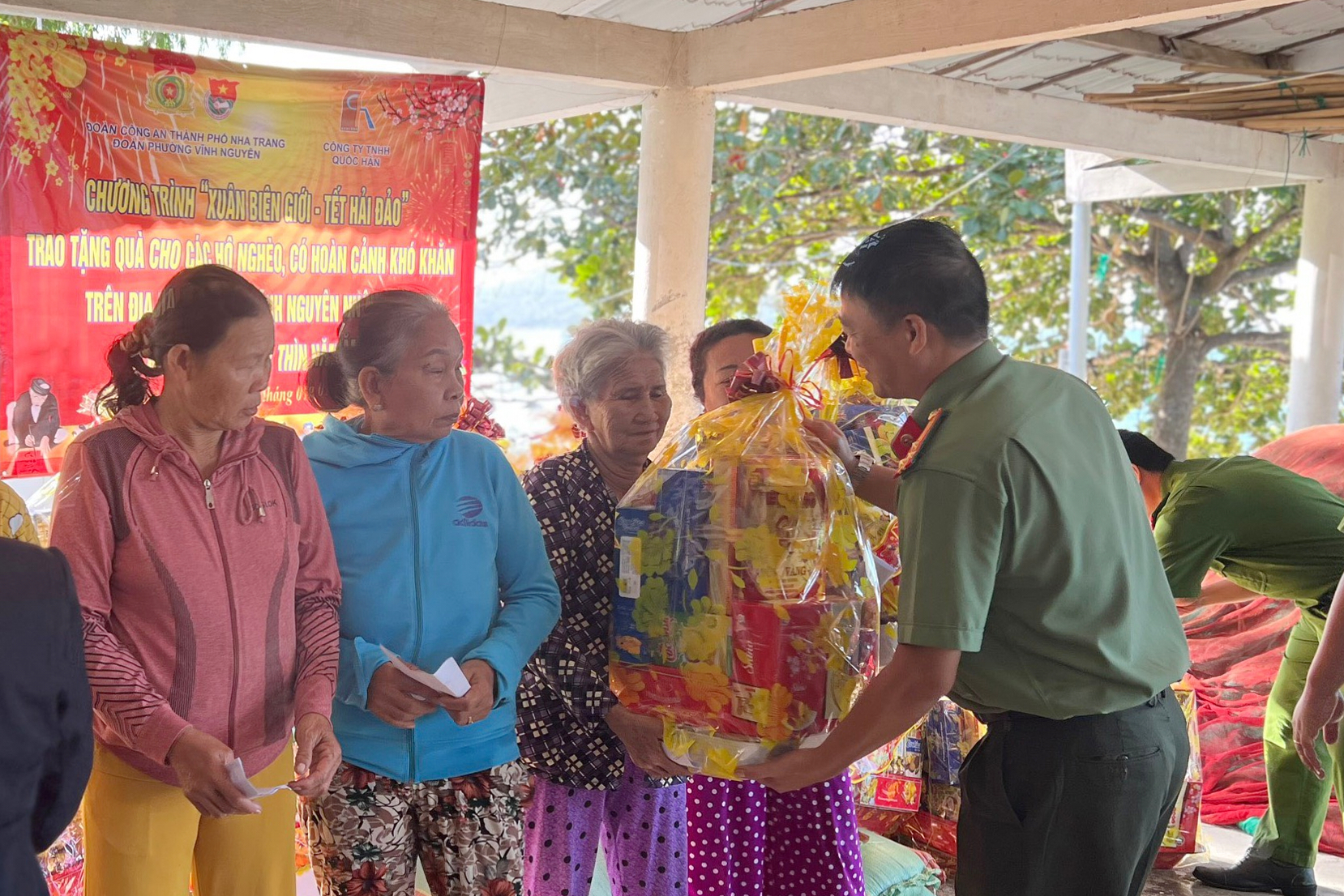 Lãnh đạo Công an TP. Nha Trang trao quà cho người dân.