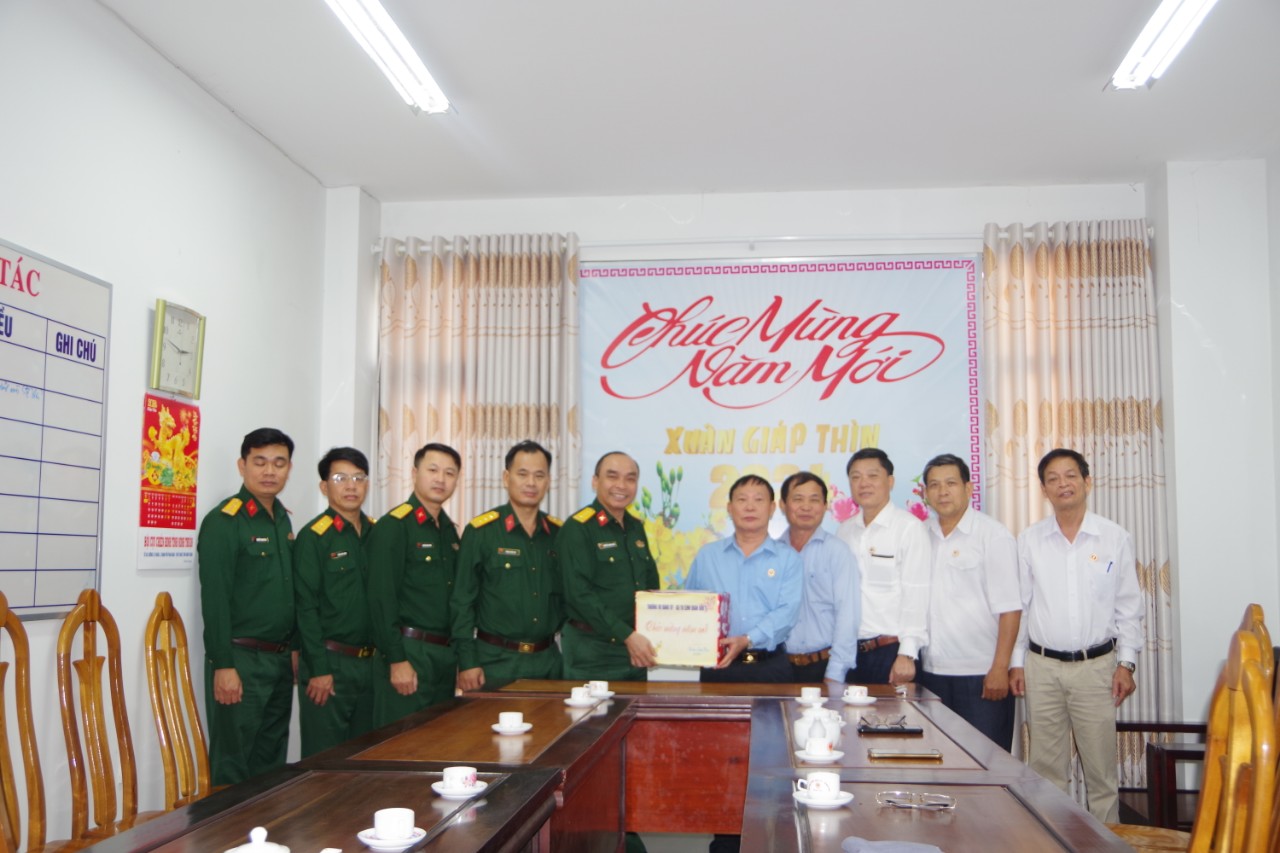 Đoàn công tác Bộ Tư lệnh Quân khu 5 chúc Tết Hội Cựu chiến binh tỉnh Khánh Hòa
