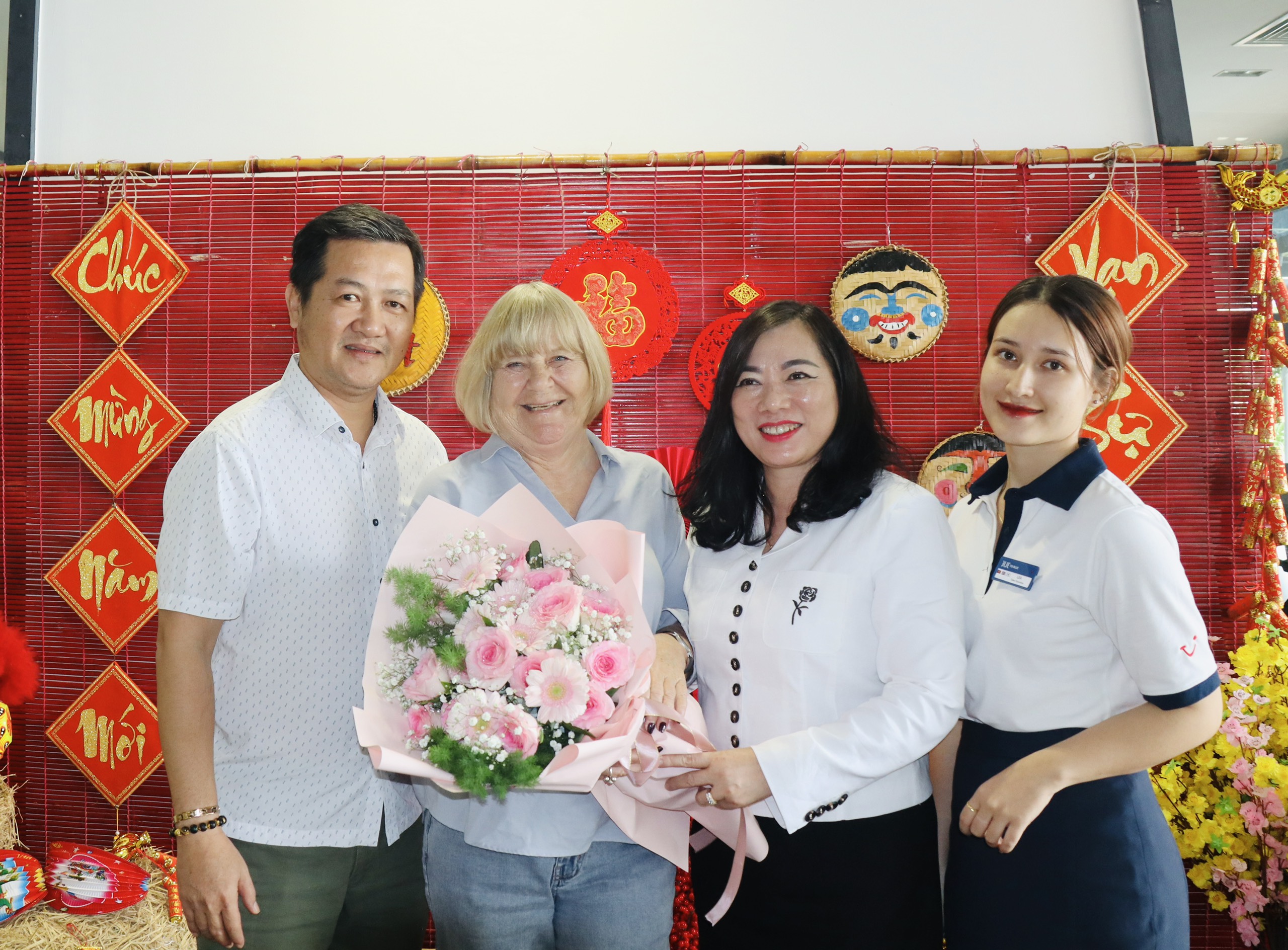 Giám đốc Sở Du lịch Khánh Hòa thăm du khách Đan Mạch có hơn 25 lần đến du lịch, đón Tết ở Nha Trang