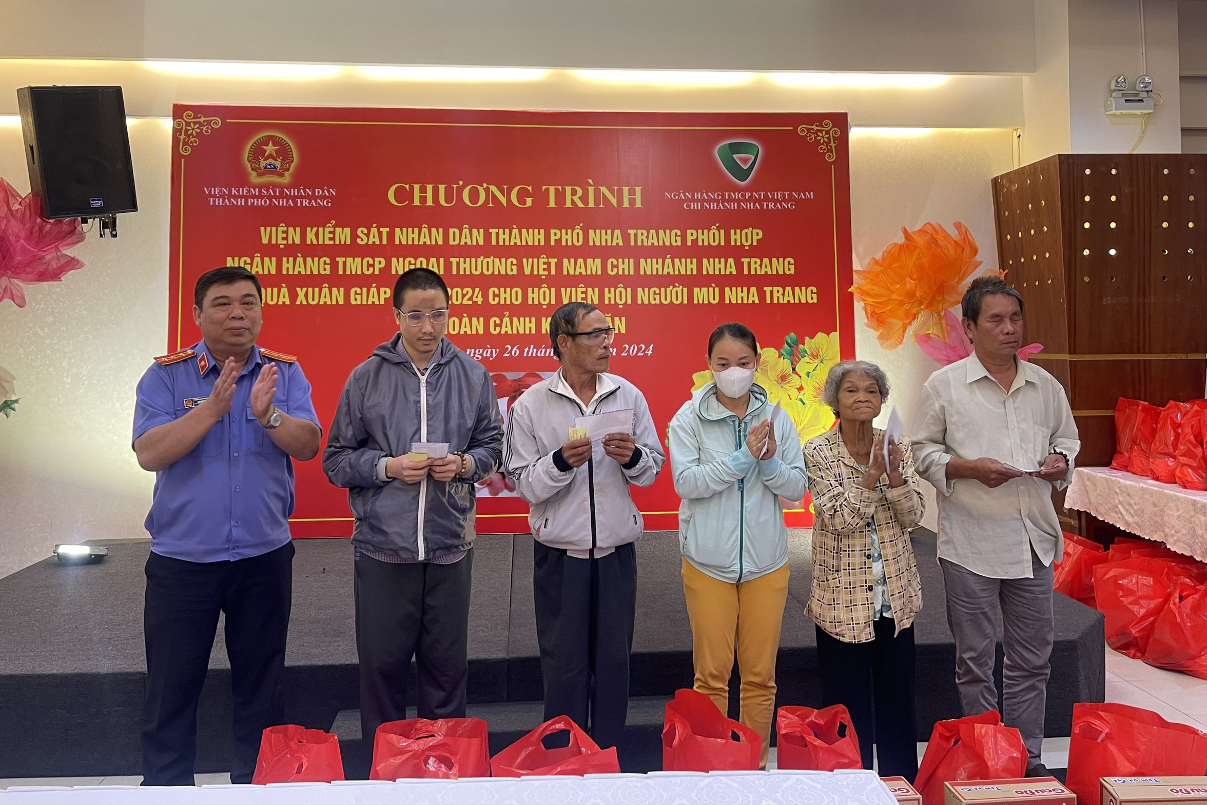 Tặng 70 suất quà cho hội viên Hội Người mù Nha Trang khó khăn