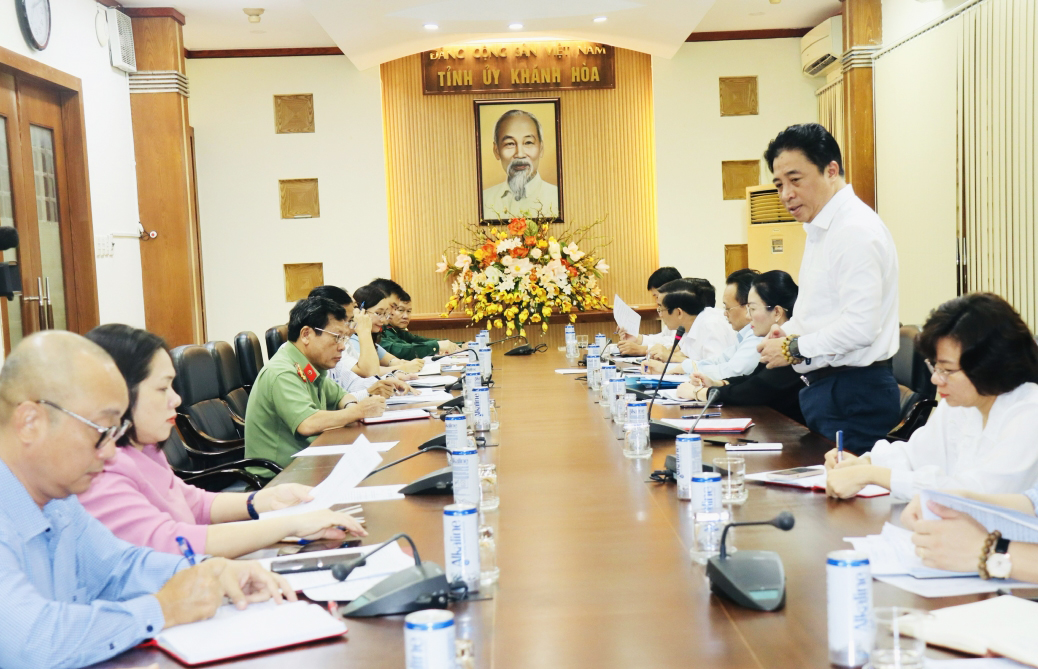 Phó Bí thư Thường trực Tỉnh ủy Nguyễn Khắc Toàn phát biểu kết luận cuộc họp giao ban.