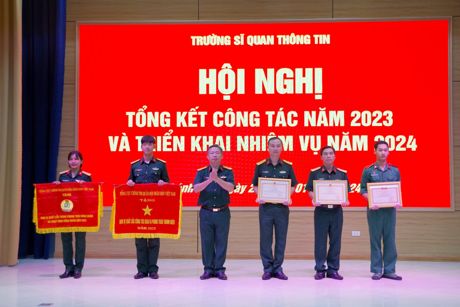 Nhà trường trao thưởng cho các tập thể và cá nhân được Ban Cơ yếu Chính phủ, Bộ Quốc phòng, Tổng cục Chính trị khen thưởng.