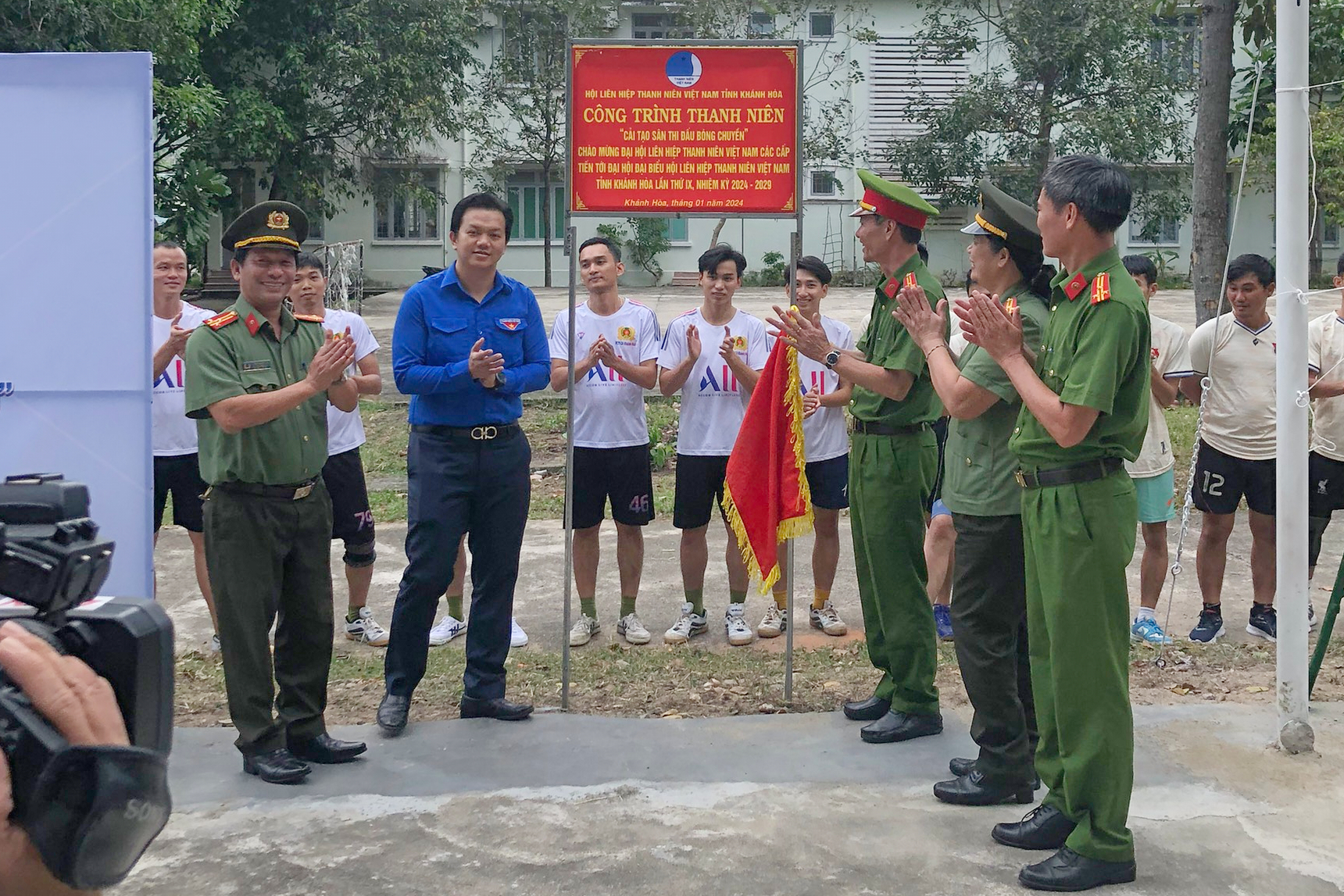 Các đơn vị thực hiện nghi thức khánh thành công trình thanh niên.