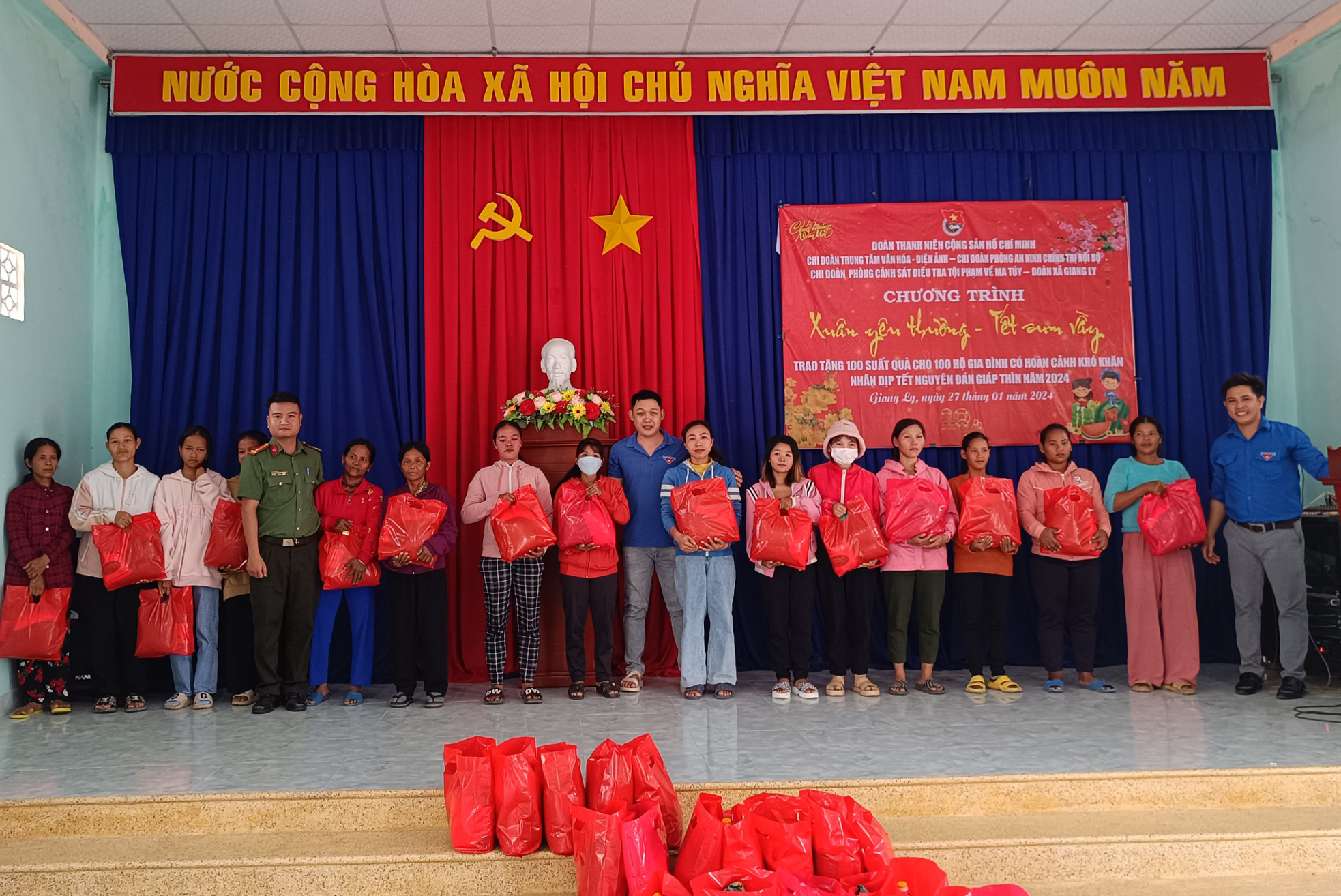 Trao 100 suất quà Tết cho đồng bào dân tộc thiếu số khó khăn