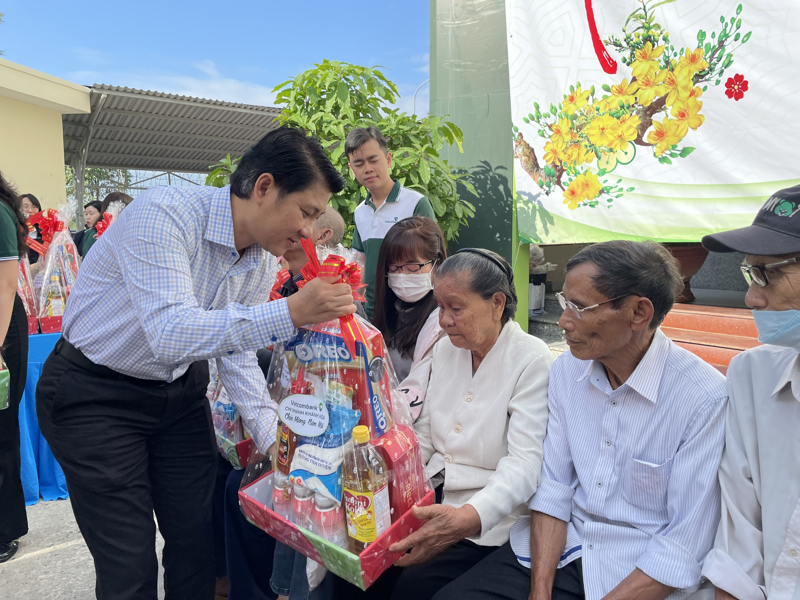 Tặng 400 suất quà cho người yếu thế tại Ninh Hòa