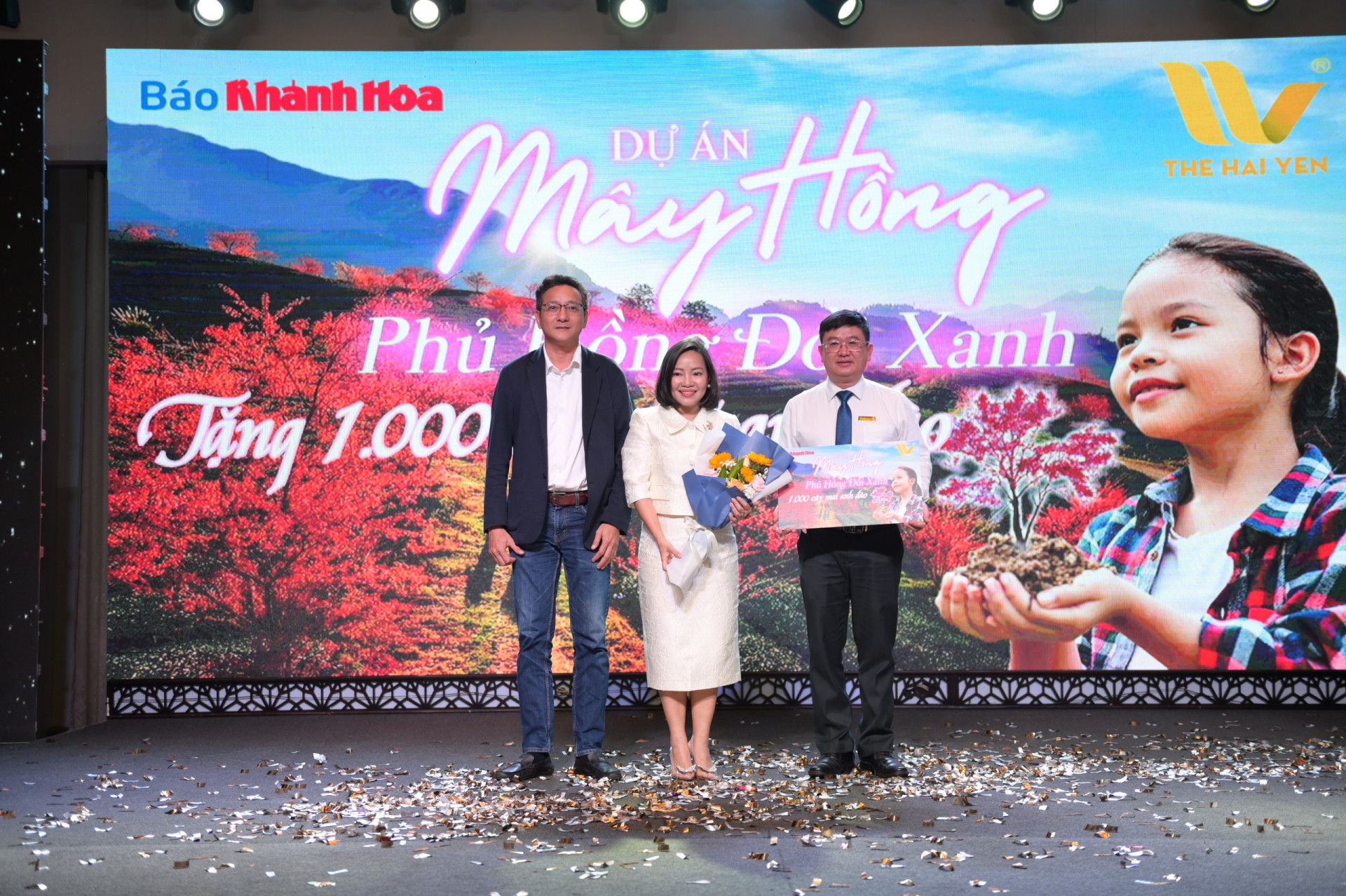 Đại diện Công ty TNHH MTV Thương mại Hải Yến Nha Trang trao bảng tượng trưng tài trợ 1.000 cây mai anh đào để tiếp tục thực hiện dự án “Mây hồng phủ hồng đồi xanh” ở huyện Khánh Sơn. Ảnh: Vĩnh Thành.

