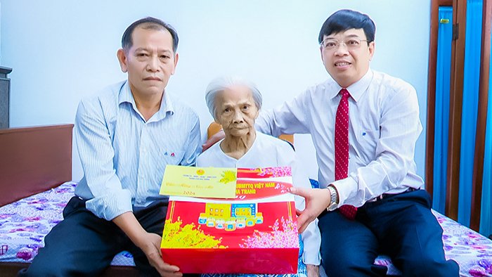 Chủ tịch UBND TP. Nha Trang thăm, tặng quà gia đình có công với cách mạng và gia đình các vị nguyên lãnh đạo tỉnh, thành phố