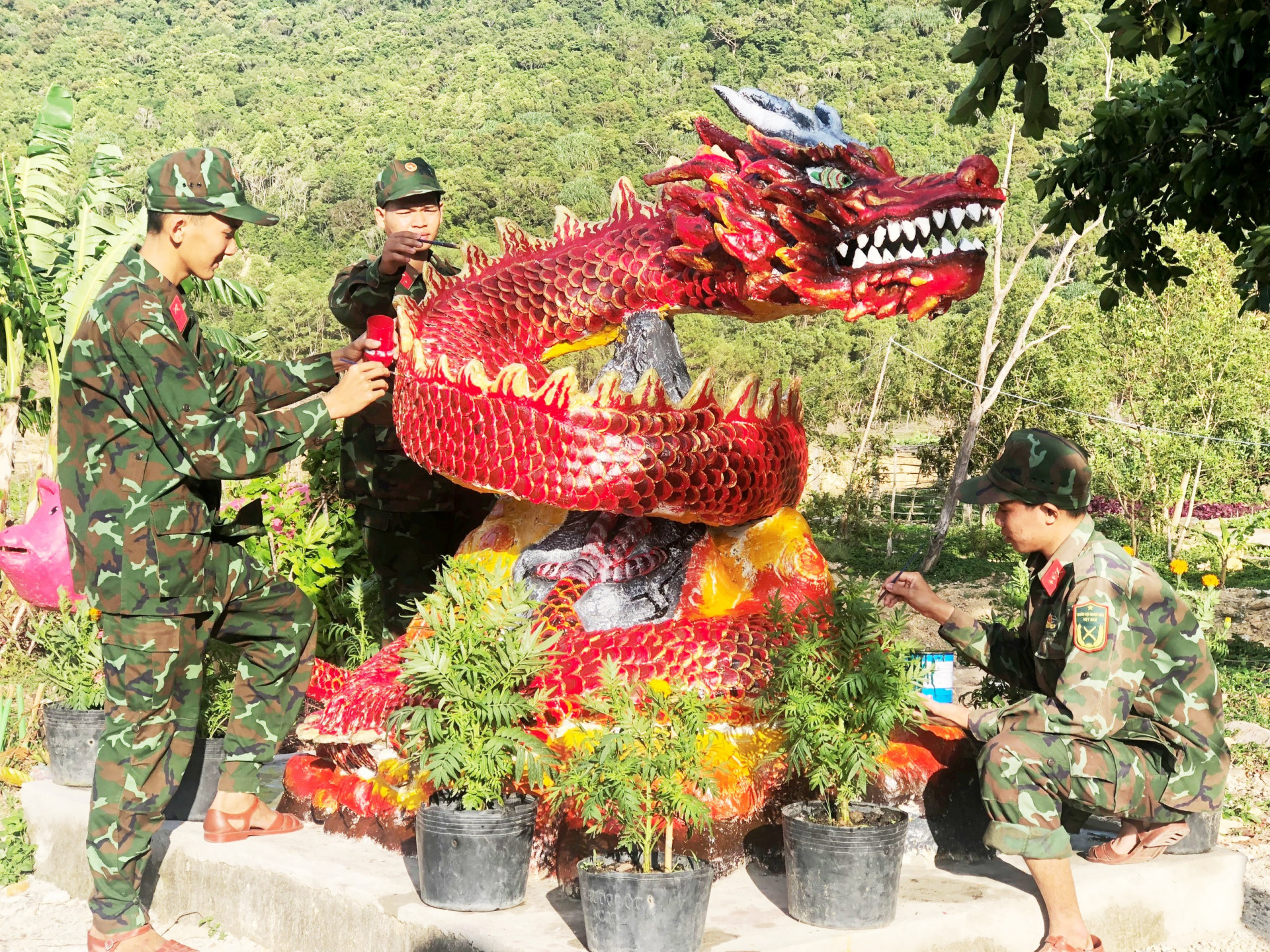 Cán bộ, chiến sĩ Đại đội Hỗn hợp 90 chăm chút hoàn thiện linh vật rồng.