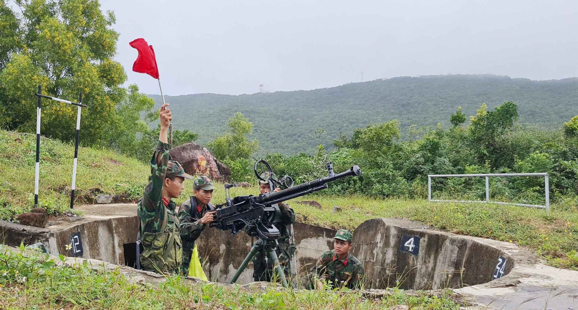 Cán bộ, chiến sĩ Đại đội Hỗn hợp 90 luyện tập phương án sẵn sàng chiến đấu dịp Tết.