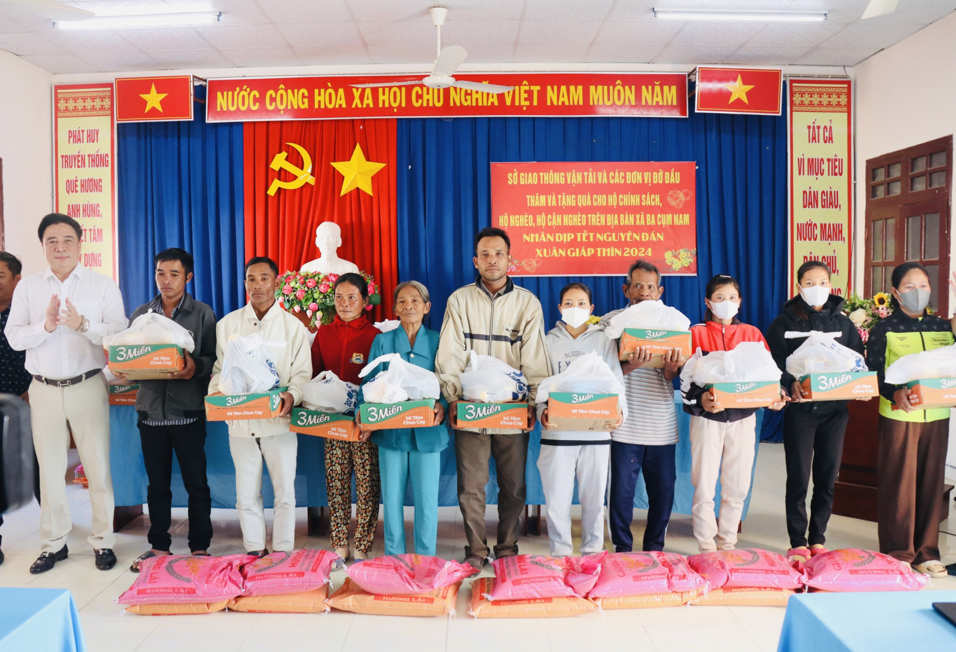 Ông Nguyễn Khắc Toàn trao quà cho các hộ gia đình khó khăn ở xã Ba Cụm Nam, huyện Khánh Sơn
