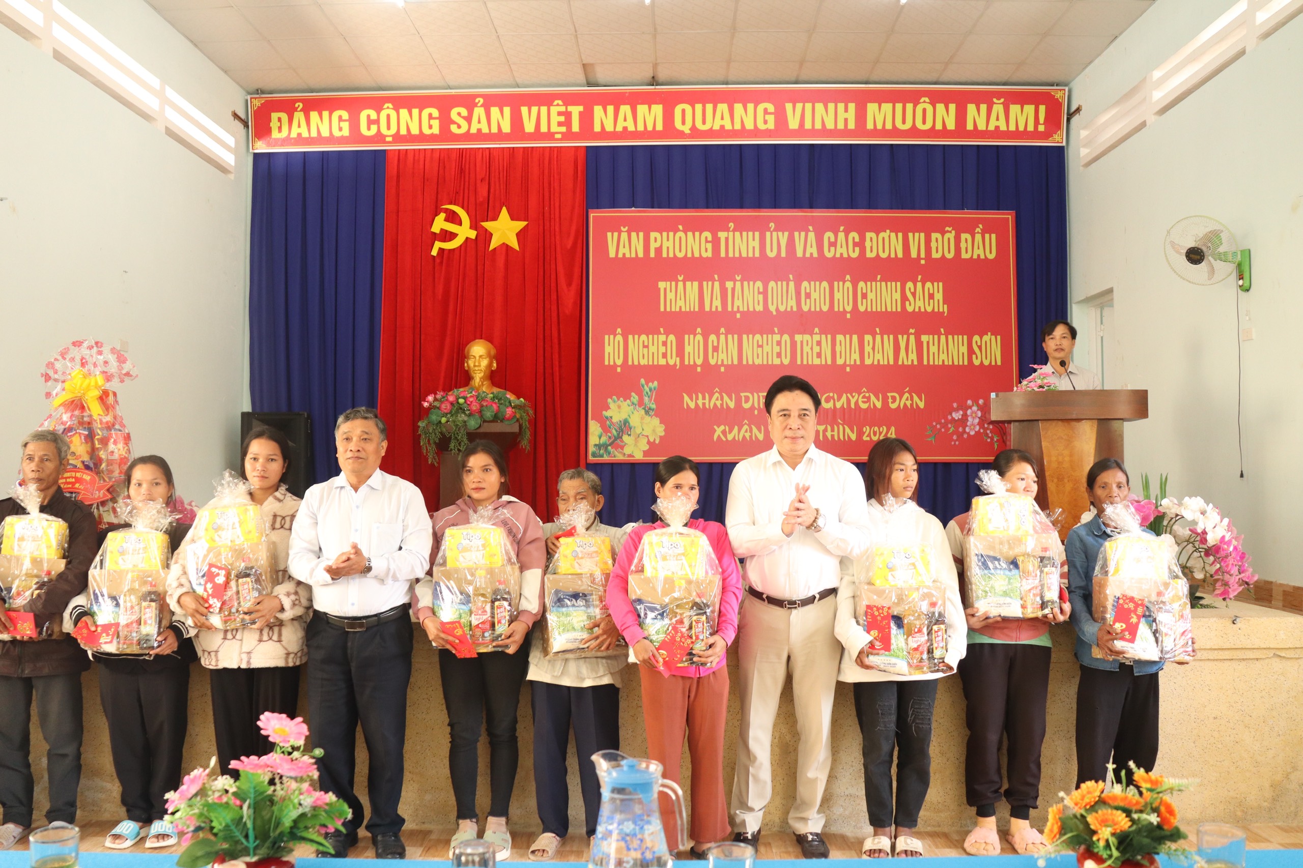 Phó Bí thư Thường trực Tỉnh ủy Nguyễn Khắc Toàn thăm, tặng quà tại xã Ba Cụm Nam và xã Thành Sơn, huyện Khánh Sơn