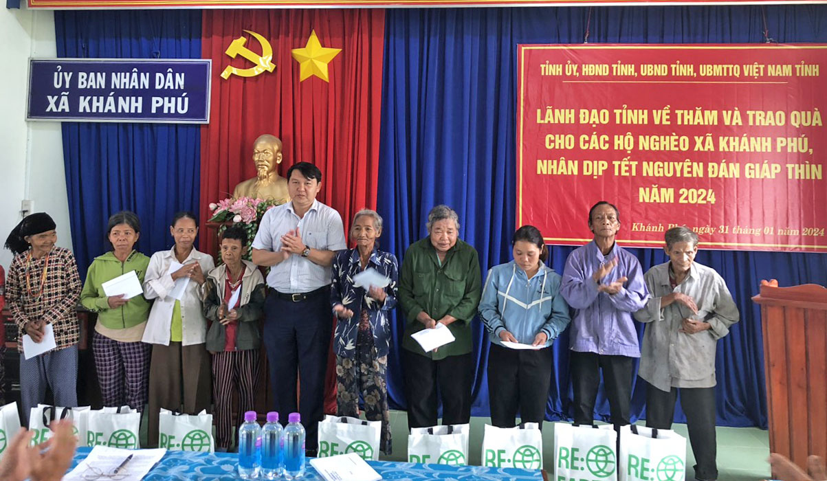 Tặng quà Tết cho người dân xã Khánh Phú