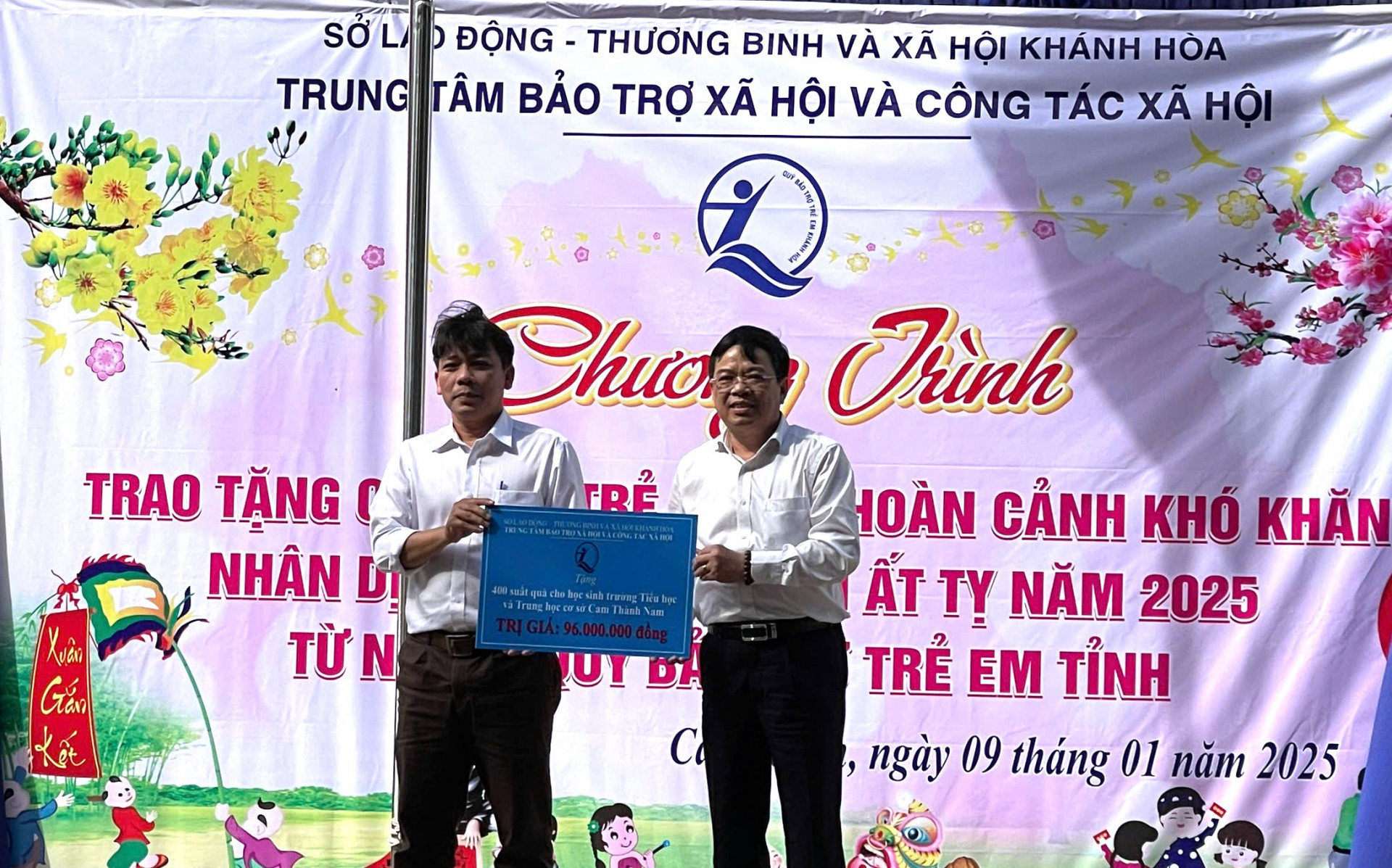 Ông Nguyễn Sỹ Khánh - Giám đốc Sở Lao động - Thương binh và Xã hội trao bảng tượng trưng số quà Tết cho học sinh có hoàn cảnh khó khăn tại Trường Tiểu học và THCS Cam Thành Nam.