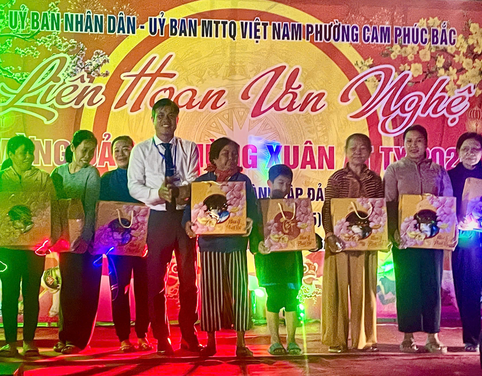 Lãnh đạo UBMTTQ Việt Nam phường Cam Phúc Bắc trao quà cho các hộ dân.