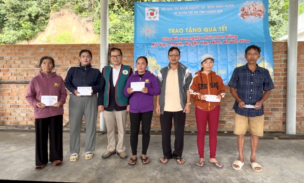 Trao tặng 100 suất quà Tết cho người dân thôn Sơn Đừng, xã Vạn Thạnh