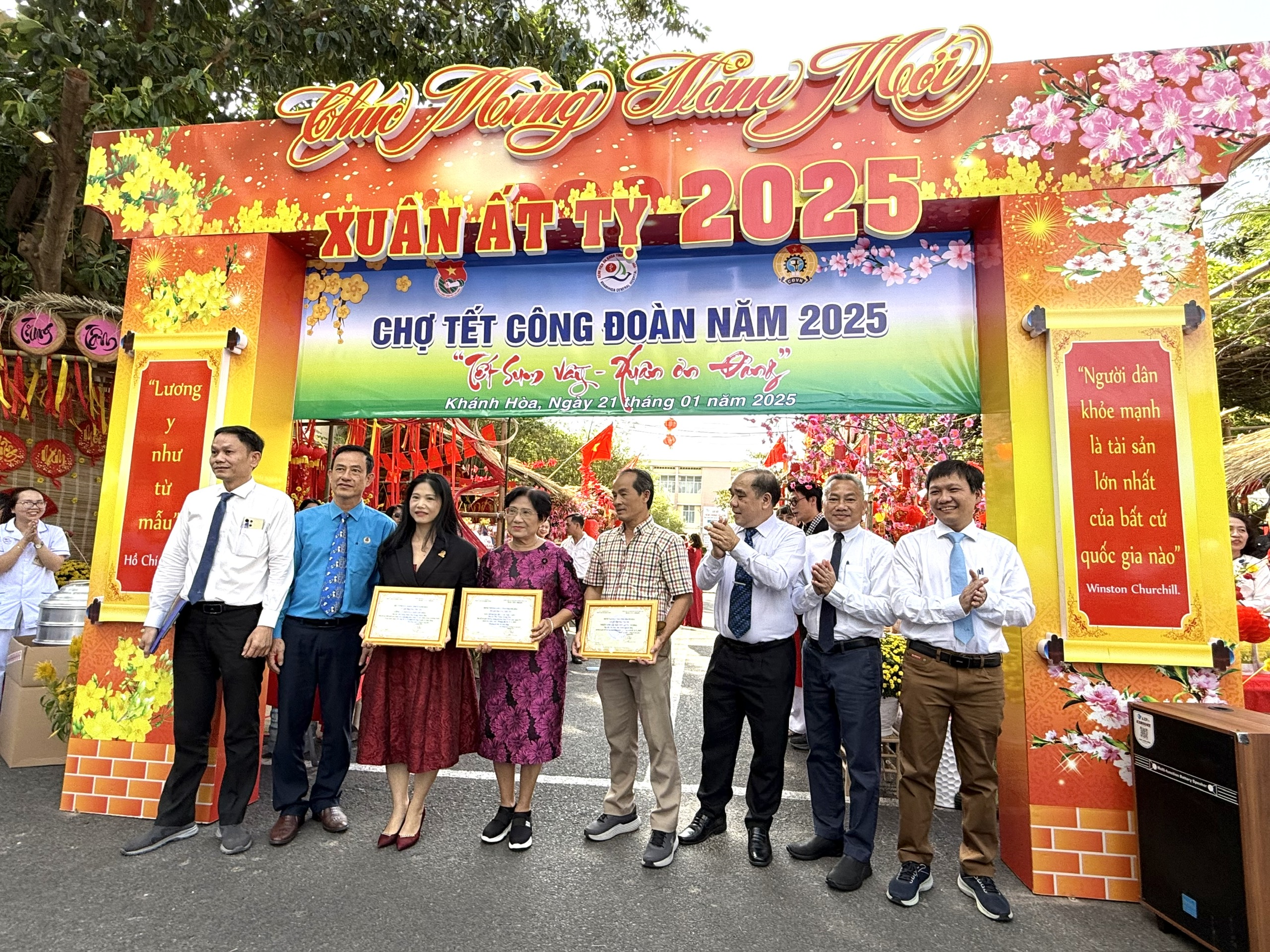 Lãnh đạo Bệnh viện Đa khoa tỉnh trao bảng tri ân cho các nhà tài trợ