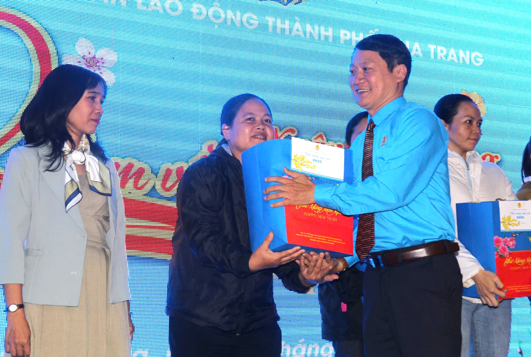 Ông Ngô Anh Duyệt - Chủ tịch Liên đoàn Lao động thành phố trao quà Tết cho đoàn viên.