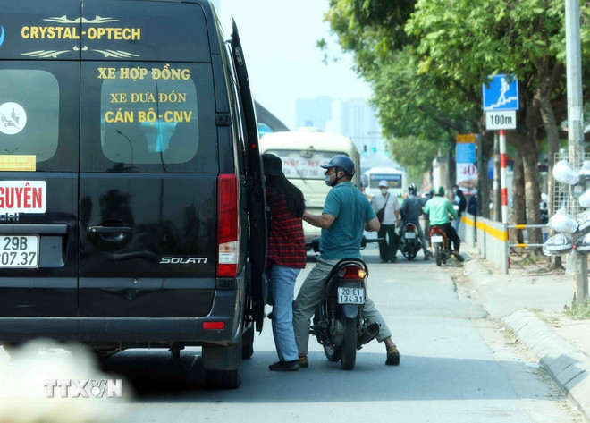 Tình trạng dừng đỗ, đón trả khách sai quy định trên đường Phạm Hùng thời gian qua khá nhức nhối. (Ảnh: Phạm Kiên/TTXVN)