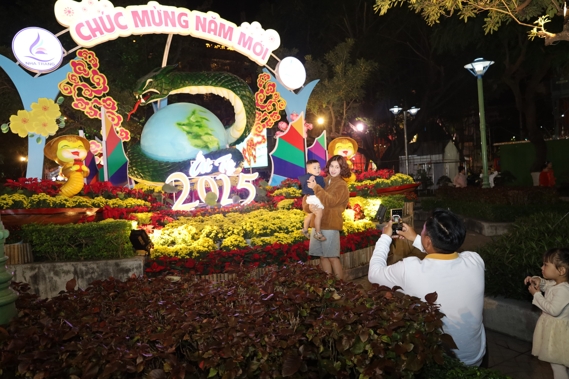 People visit Nha Trang-Khanh Hoa Spring Flower Festival 2025 and pose for photos

