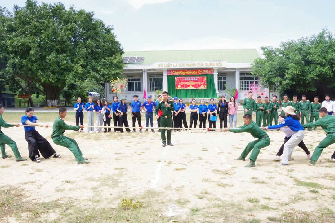 Các đội tham gia thi trò chơi kéo co.