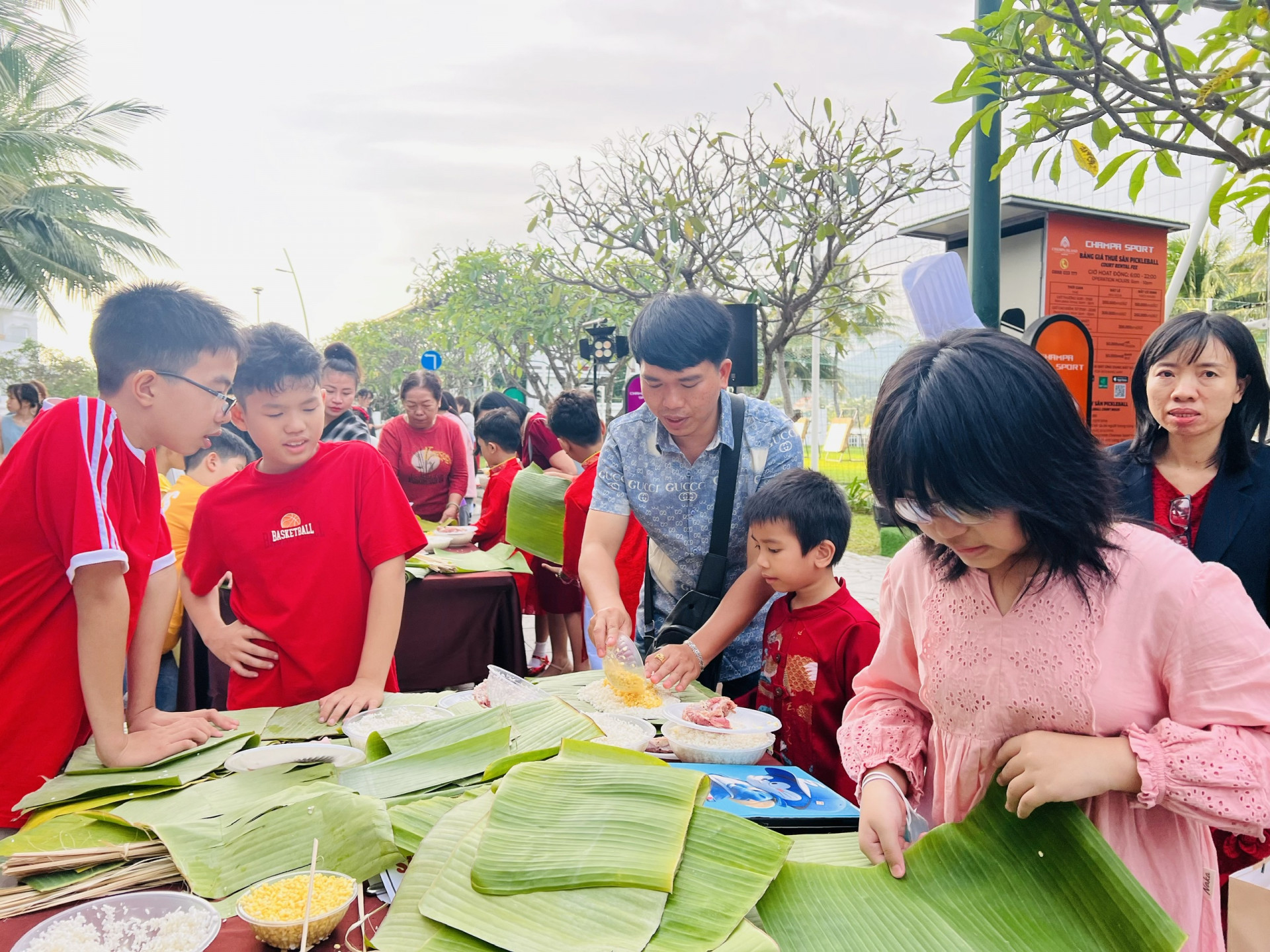 Children trying making Tet cake

