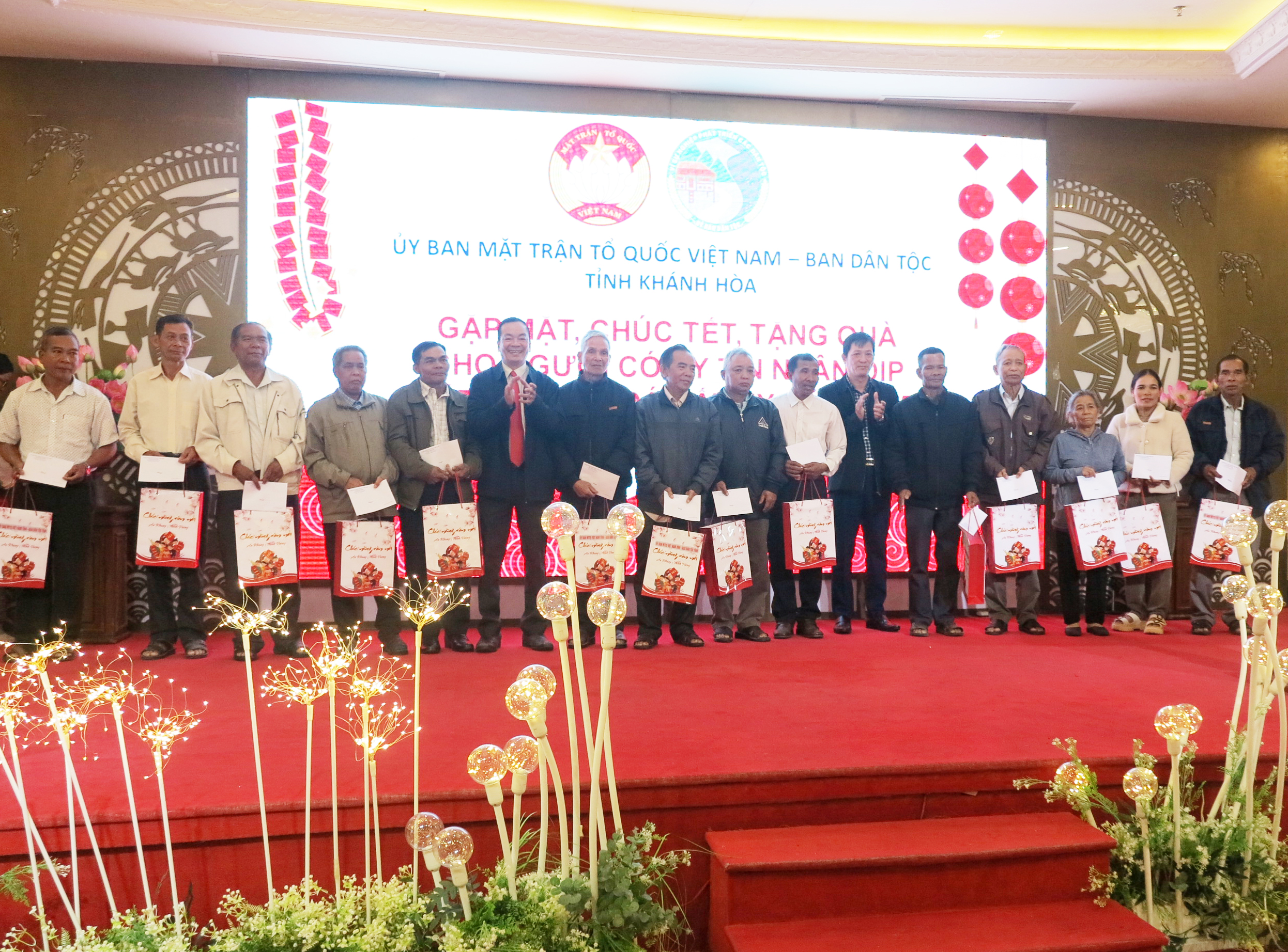 Gặp mặt người có uy tín trong đồng bào dân tộc thiểu số