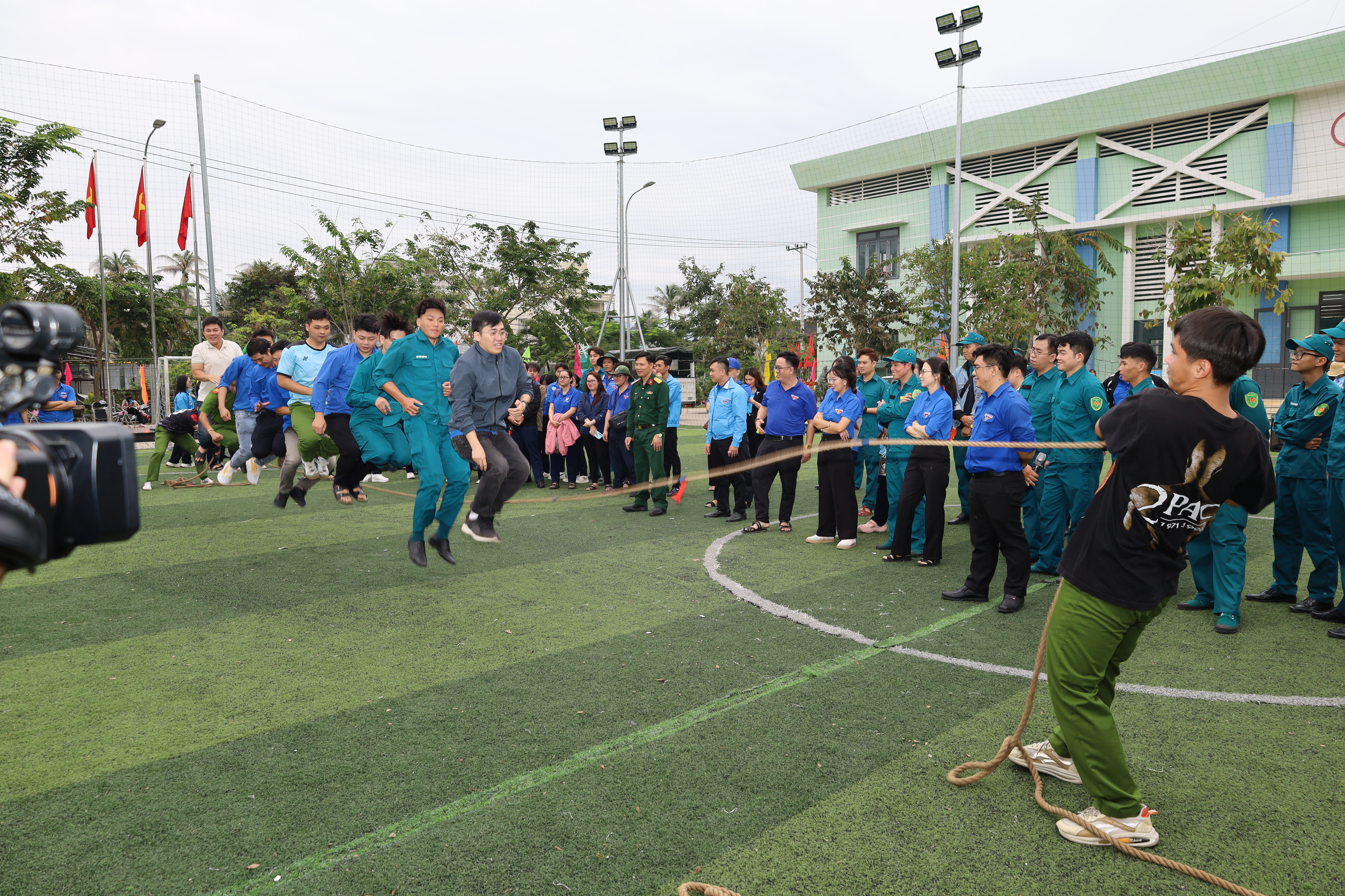 Các đội tham gia thi các trò chơi dân gian.