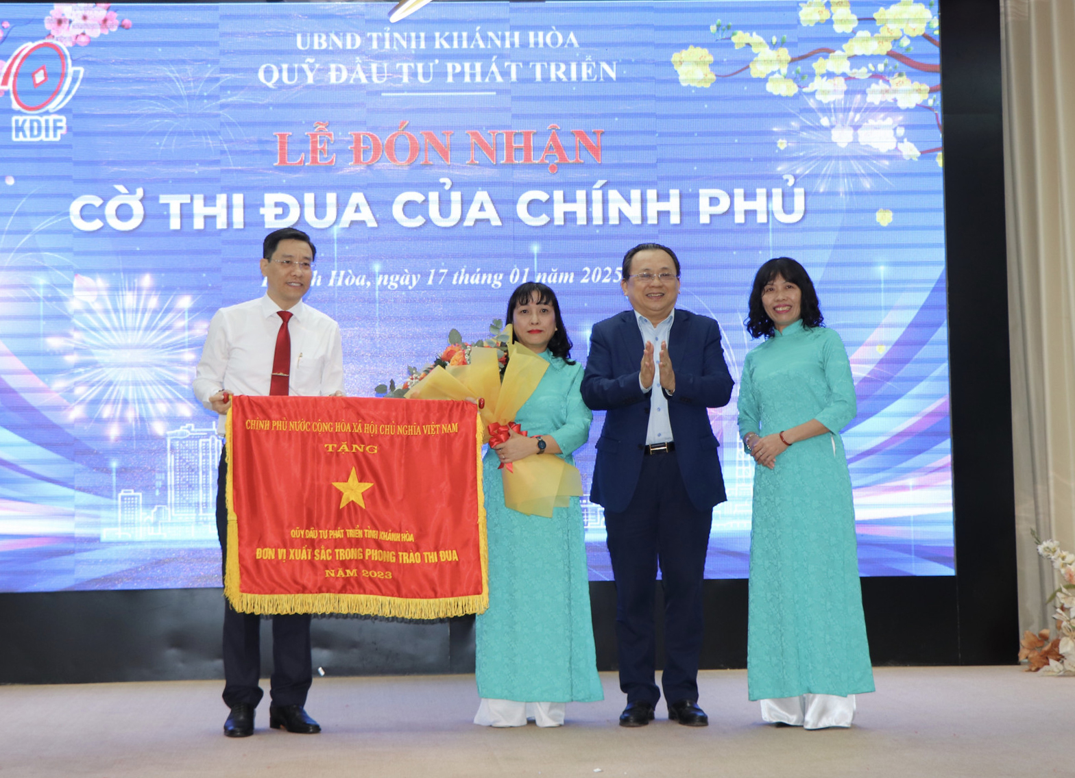 Quỹ Đầu tư phát triển tỉnh đón nhận cờ thi đua của Chính phủ