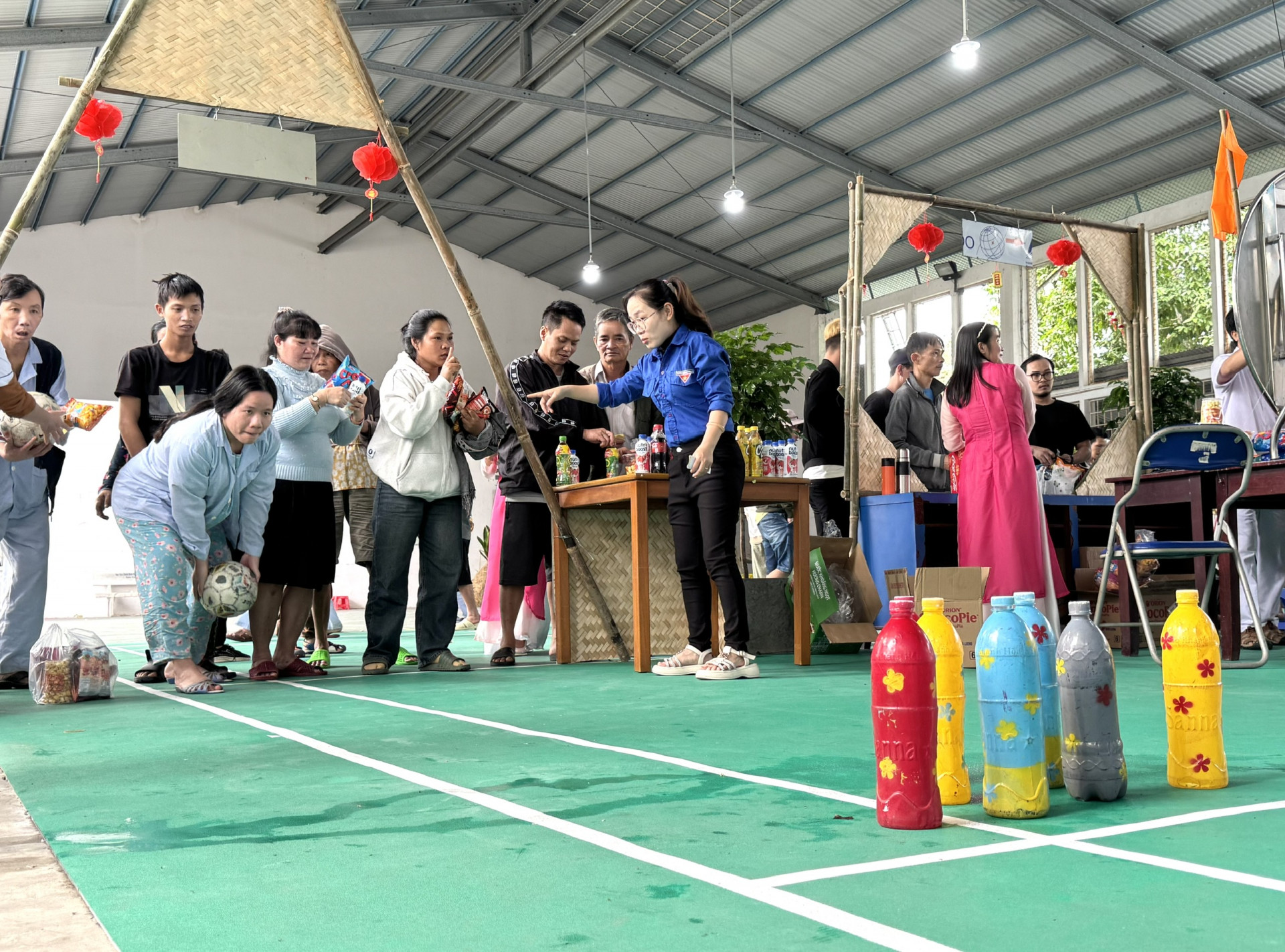 Các bệnh nhân hứng khởi chơi trò bowling