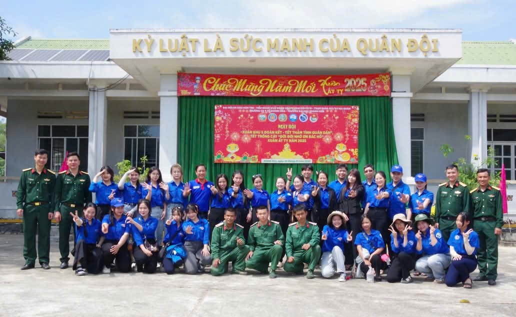 Cán bộ, chiến sĩ, đoàn viên thanh niên các đơn vị chụp hình lưu niệm tại chương trình.