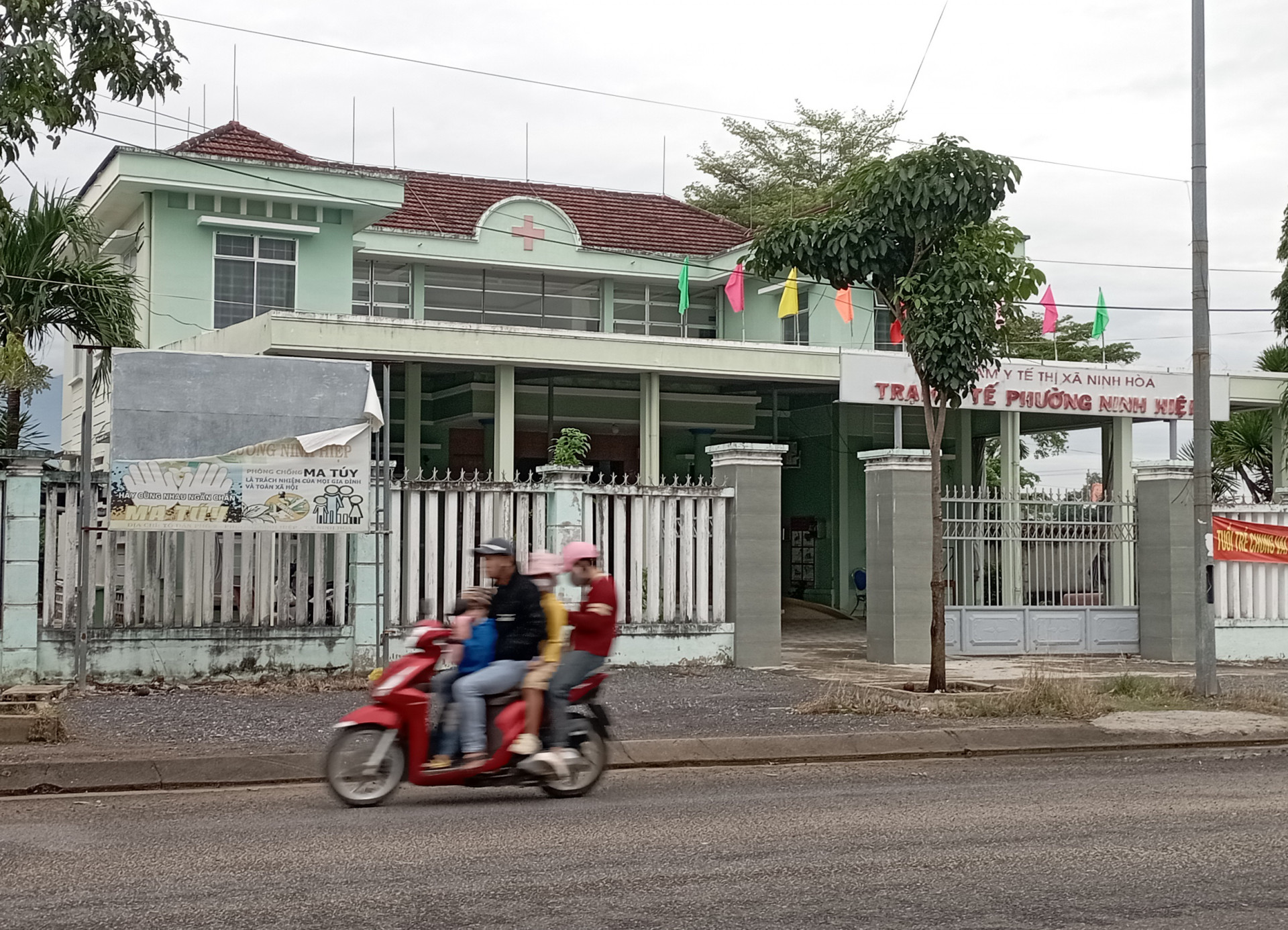 Bảng tuyên truyền bị rách