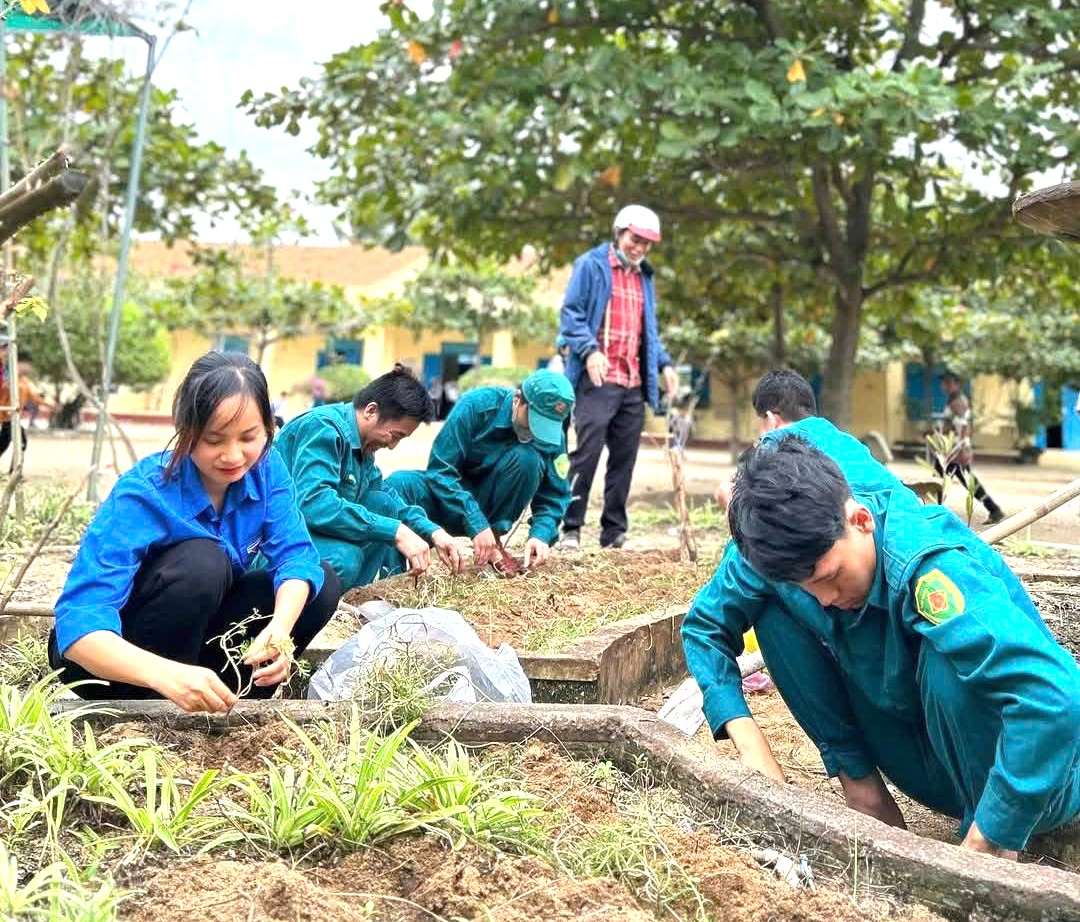 Đoàn Thanh niên thị trấn Vạn Gia triển khai mô hình “Trồng cây xanh - cây nở hoa” tại Trường Tiểu học Vạn Giã 3.