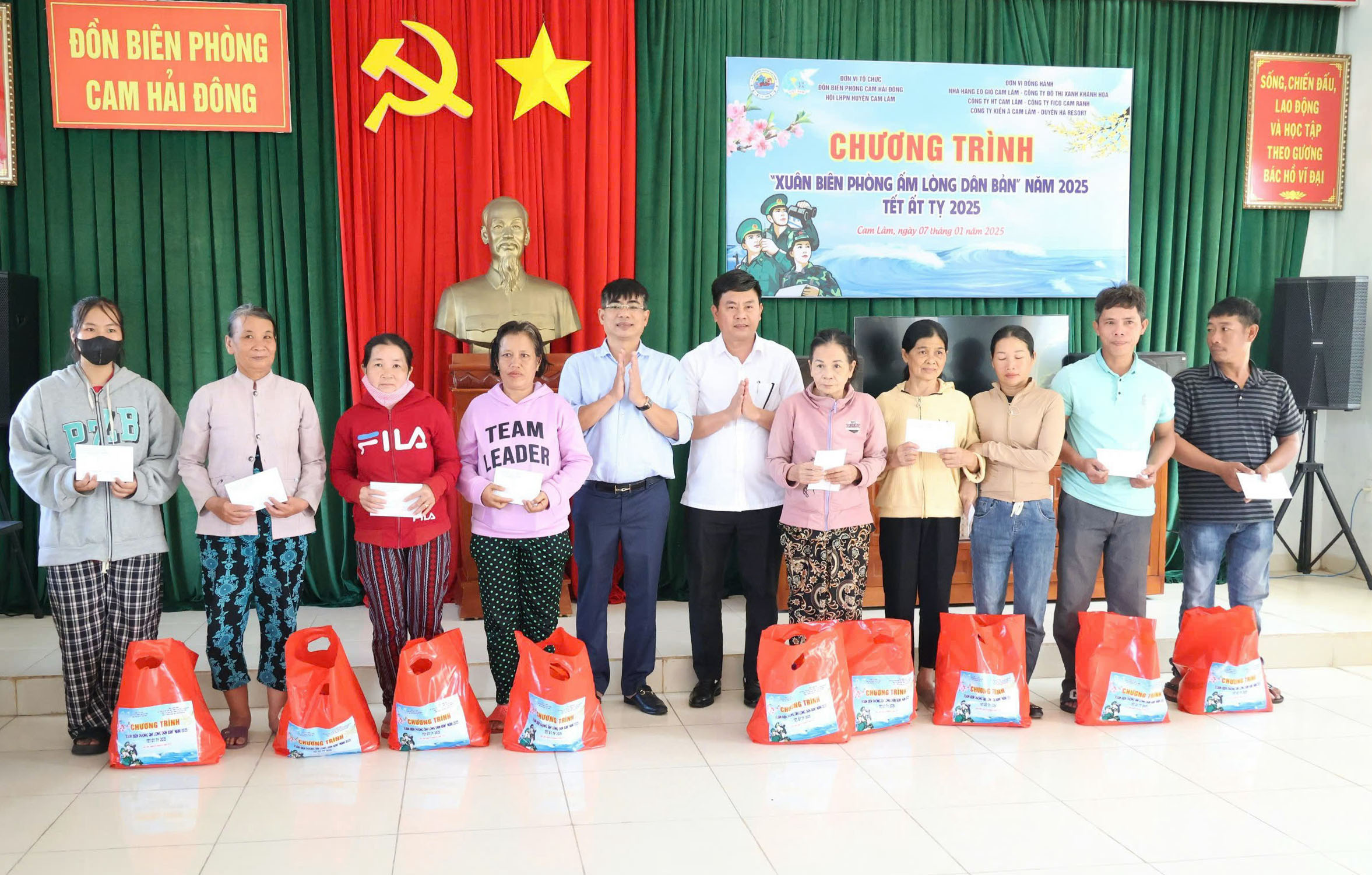 Trao 85 suất quà Tết cho phụ nữ khó khăn ở huyện Cam Lâm