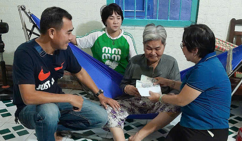 Trao 20 suất quà Tết cho phụ nữ, trẻ em khó khăn ở phường Vĩnh Nguyên